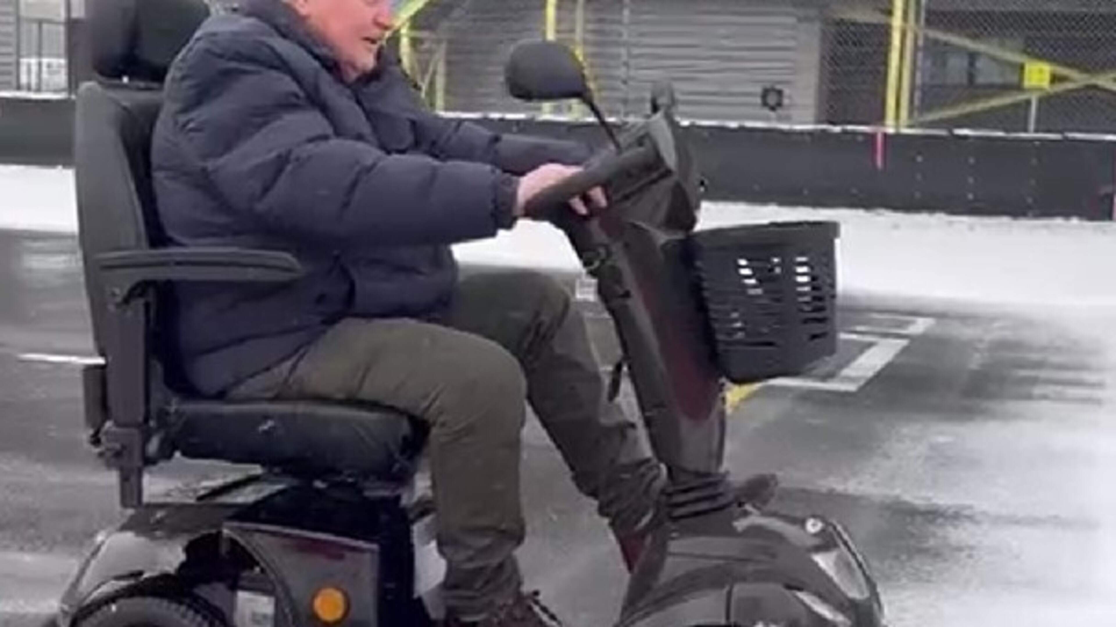 Driftende scootmobiel-opa Klaas (80) uit Hijken mag nu ook slippen op het TT Circuit. ‘Lang zo glad 
