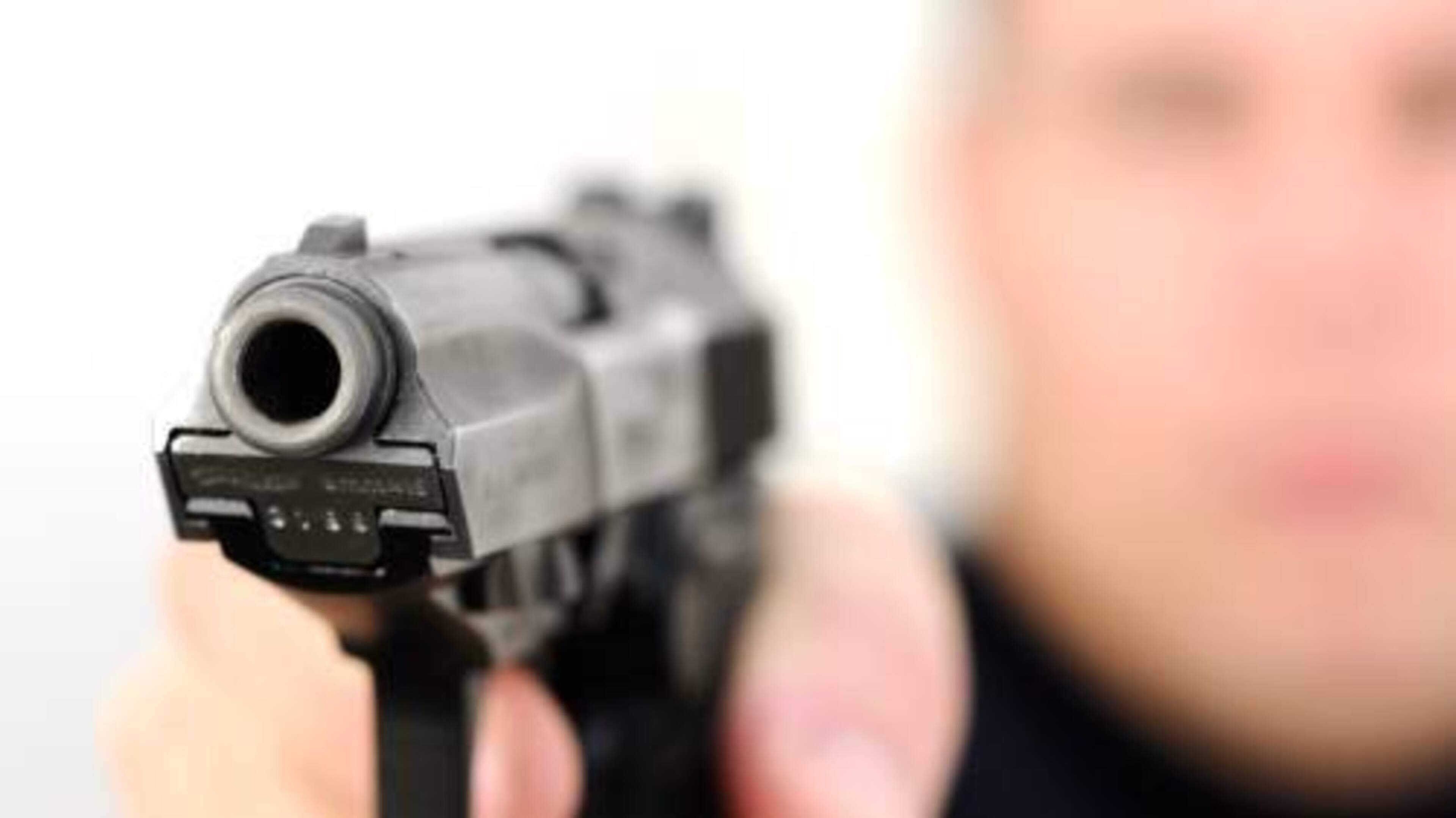 Mannen (22 en 27) in Hoogeveen in val gelokt door politie na gijzeling in auto. ’Slachtoffer met vuu