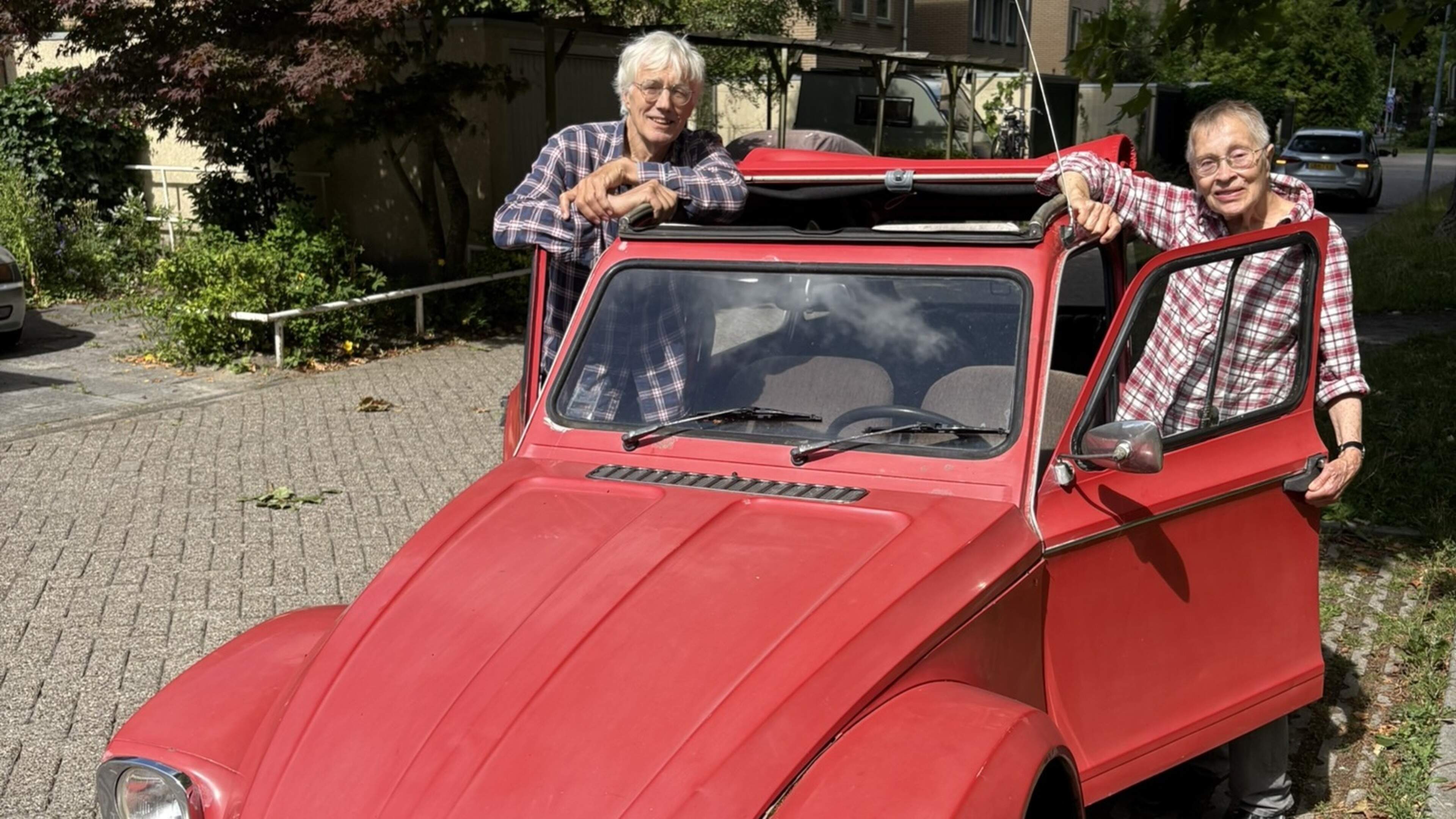 Waarom Bert (73) en Ellen (72) uit Groningen verknocht zijn aan hun lelijke eendje