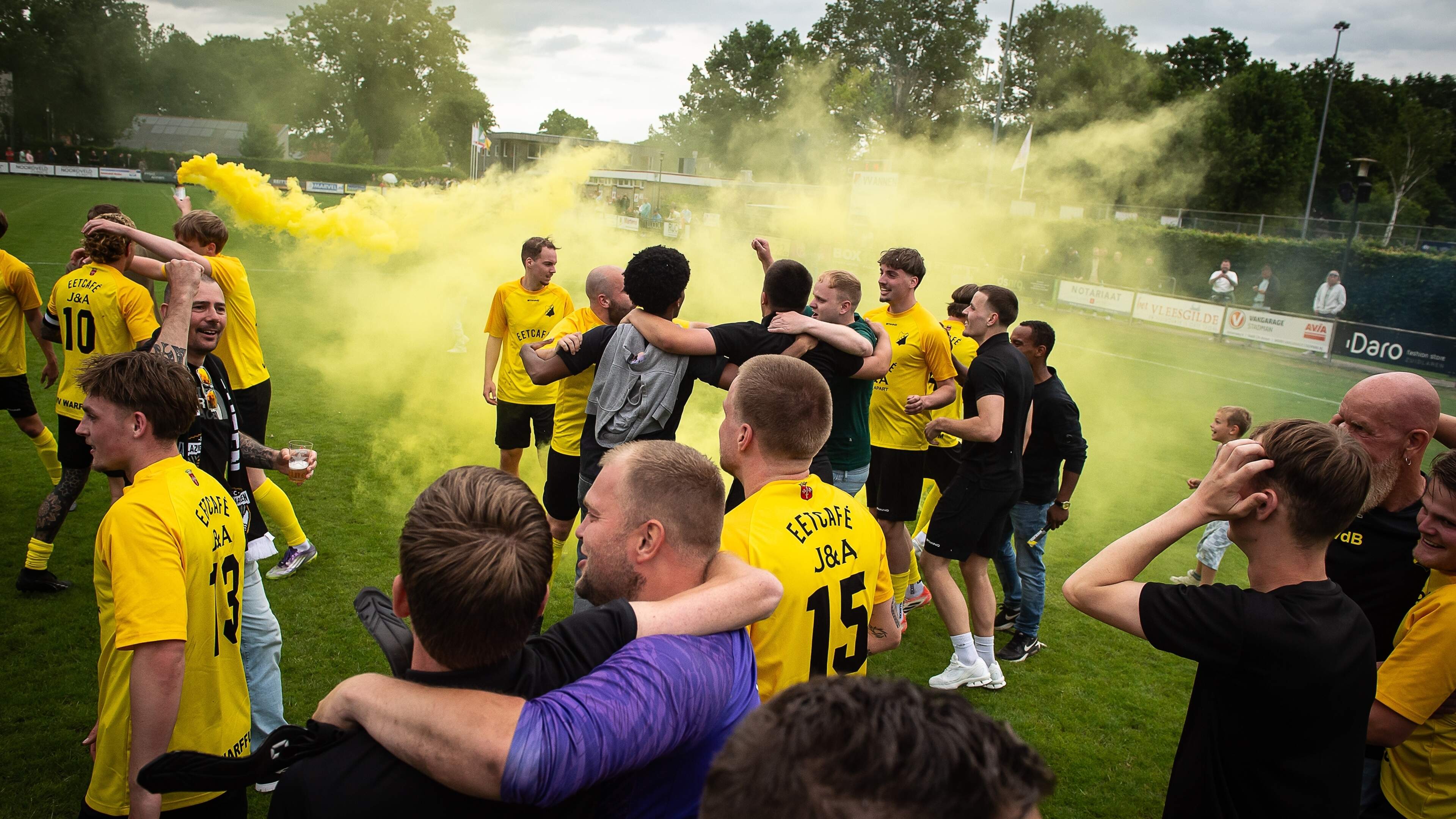 FC Klazienaveen wint op het terras, maar VV Warffum met hulp van trommelaar Peter naar vierde klas