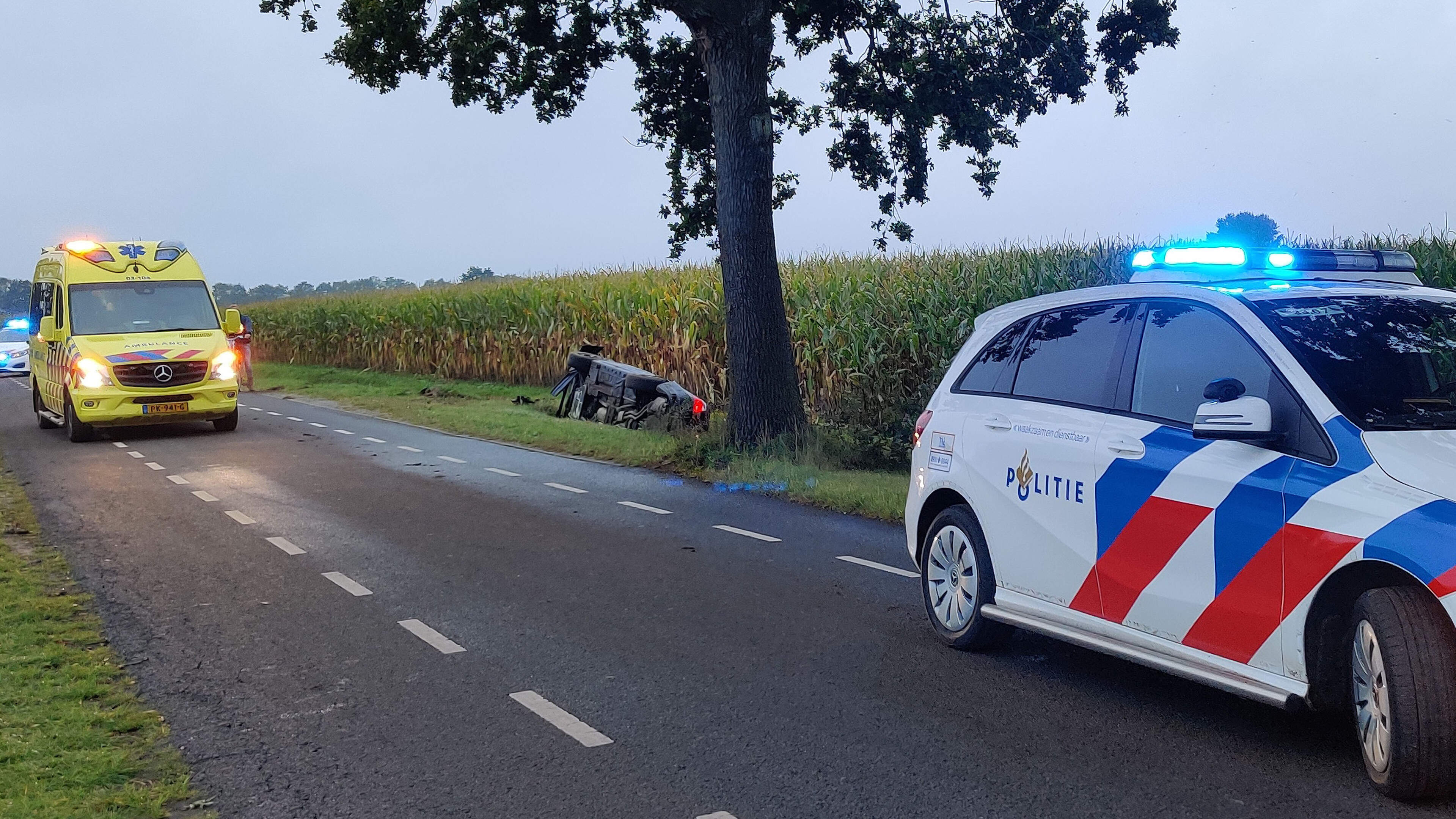 Auto belandt in sloot bij Hijken