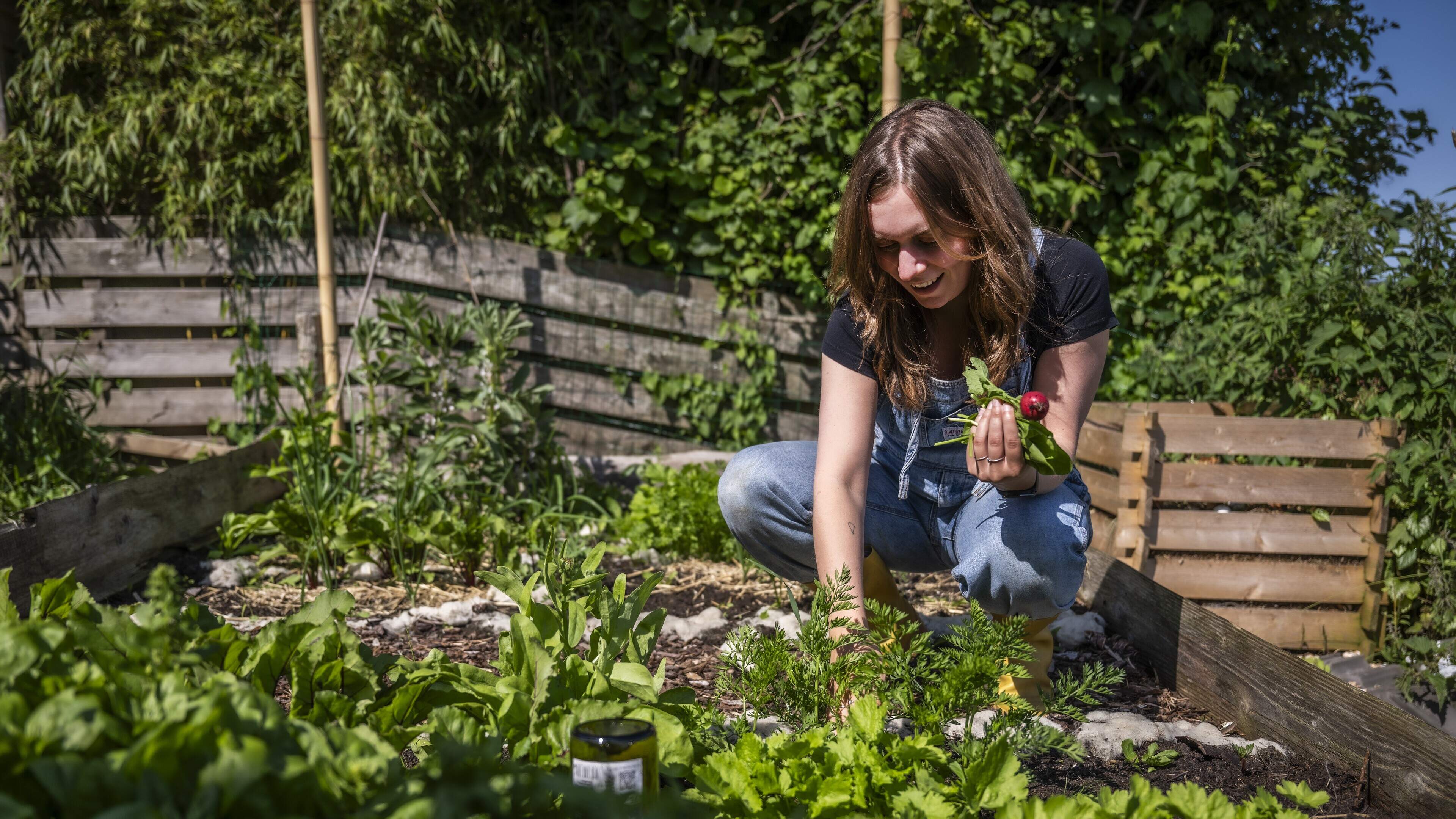 Van moestuinieren krijg je zwarte nagels, dat wist Carleen (33). De armen vol schrammen zijn een grotere verrassing