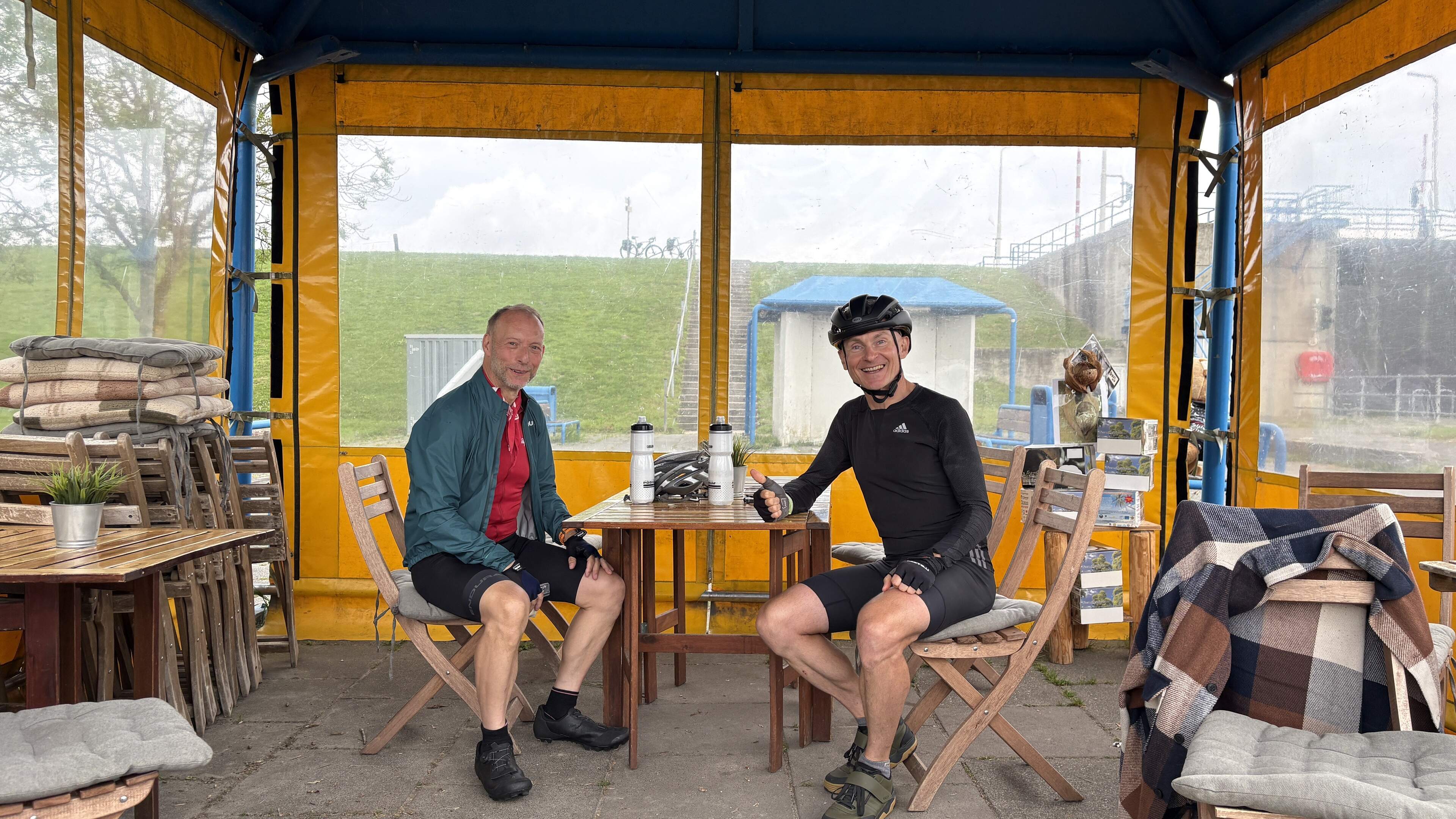 Engelsmannen Mike (64) en Peter (52) ervaren op hun fietstocht langs het Wad de gastvrijheid van Gro