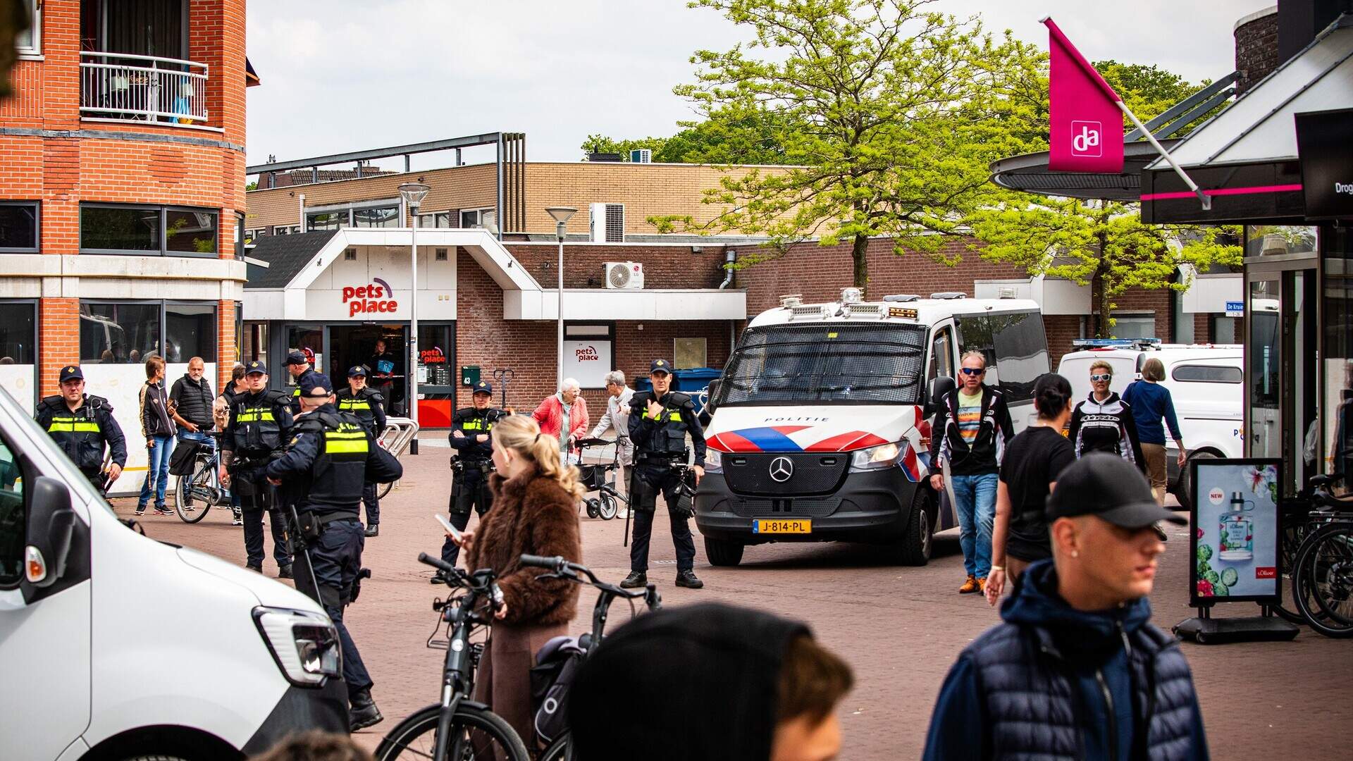 Veel politie op de been in het centrum van Ter Apel tijdens demonstraties bij het asielzoekerscentrum eerder dit jaar. 
