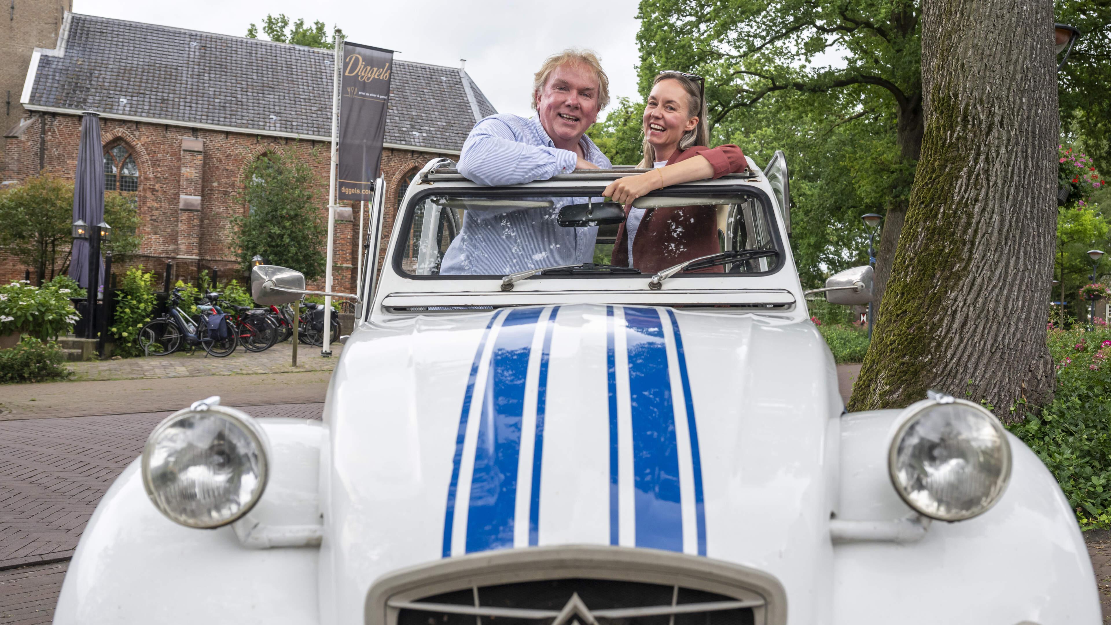 Verslaggevers van de DVHN Zomertour opgewacht in Westerbork. ’We hebben een klacht’