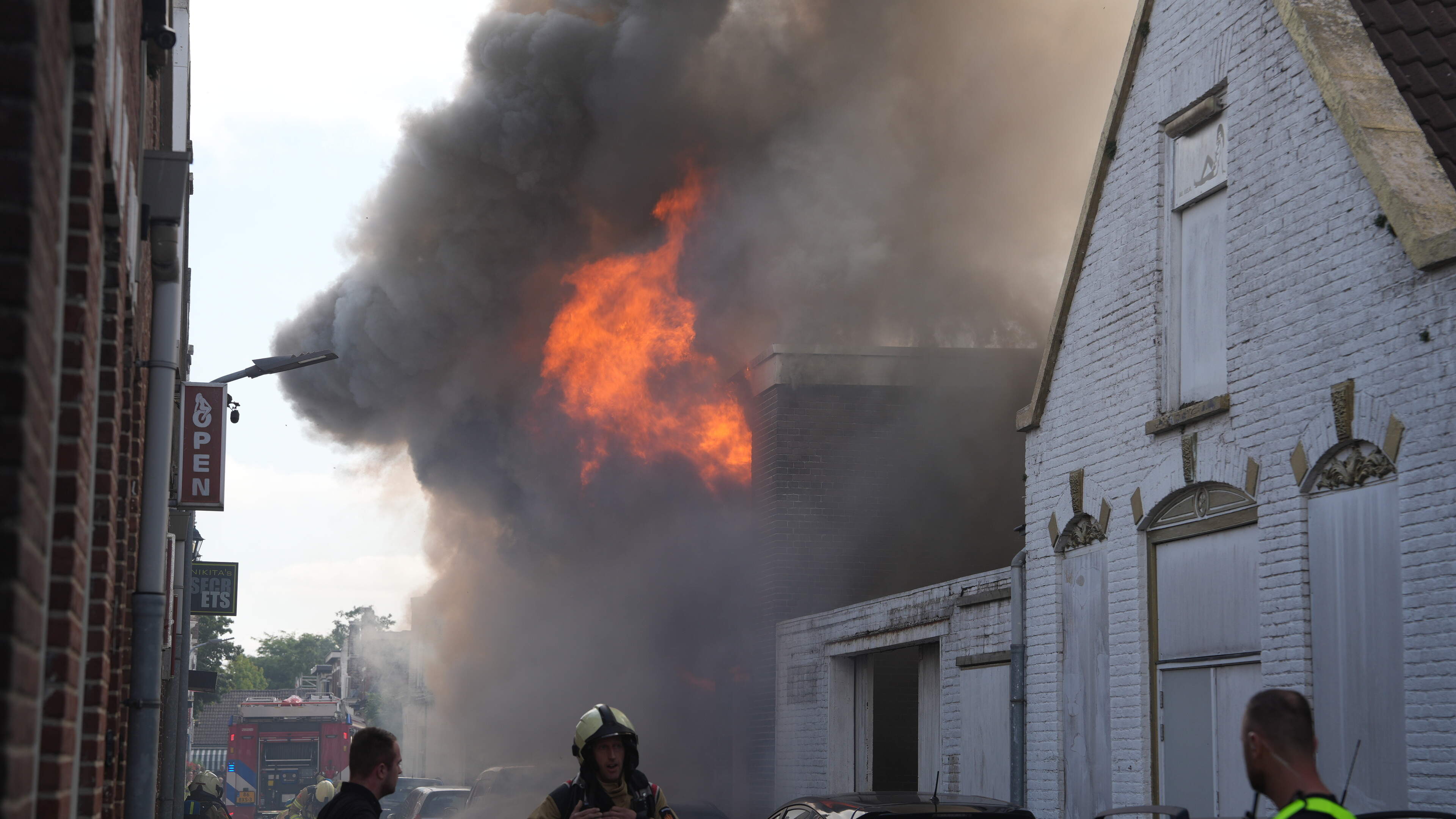 Grote brand bij slagerij Lantinga in Meppel, kinderdagverblijf ontruimd