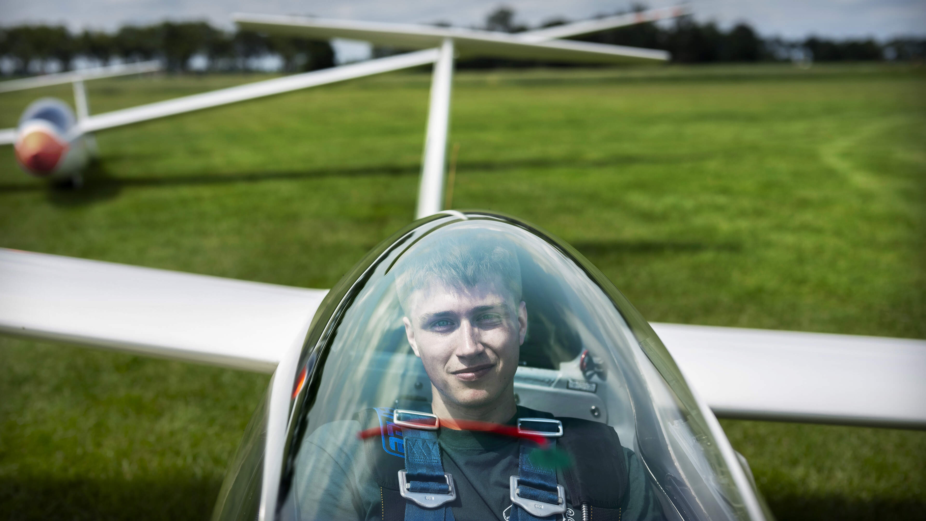 Zweefvliegtuigpiloot Rick (19) uit Zuidlaren gaat het liefst van wolk naar wolk. ’Ik geniet van het 