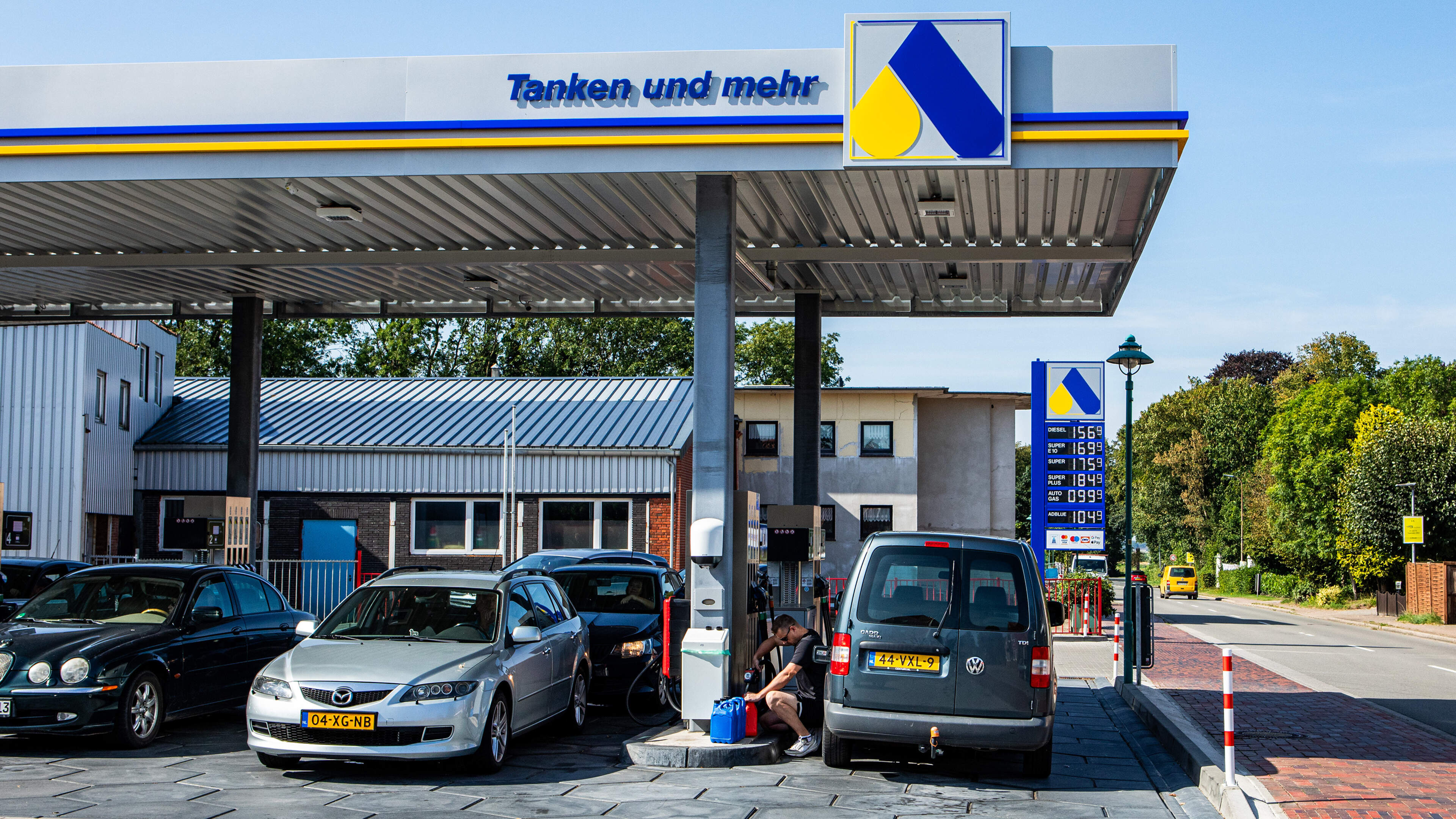 Voordelig tanken voor de vakantie? In Groningen ben je ondanks de prijsstijgingen inmiddels goedkoper uit dan in Duitsland
