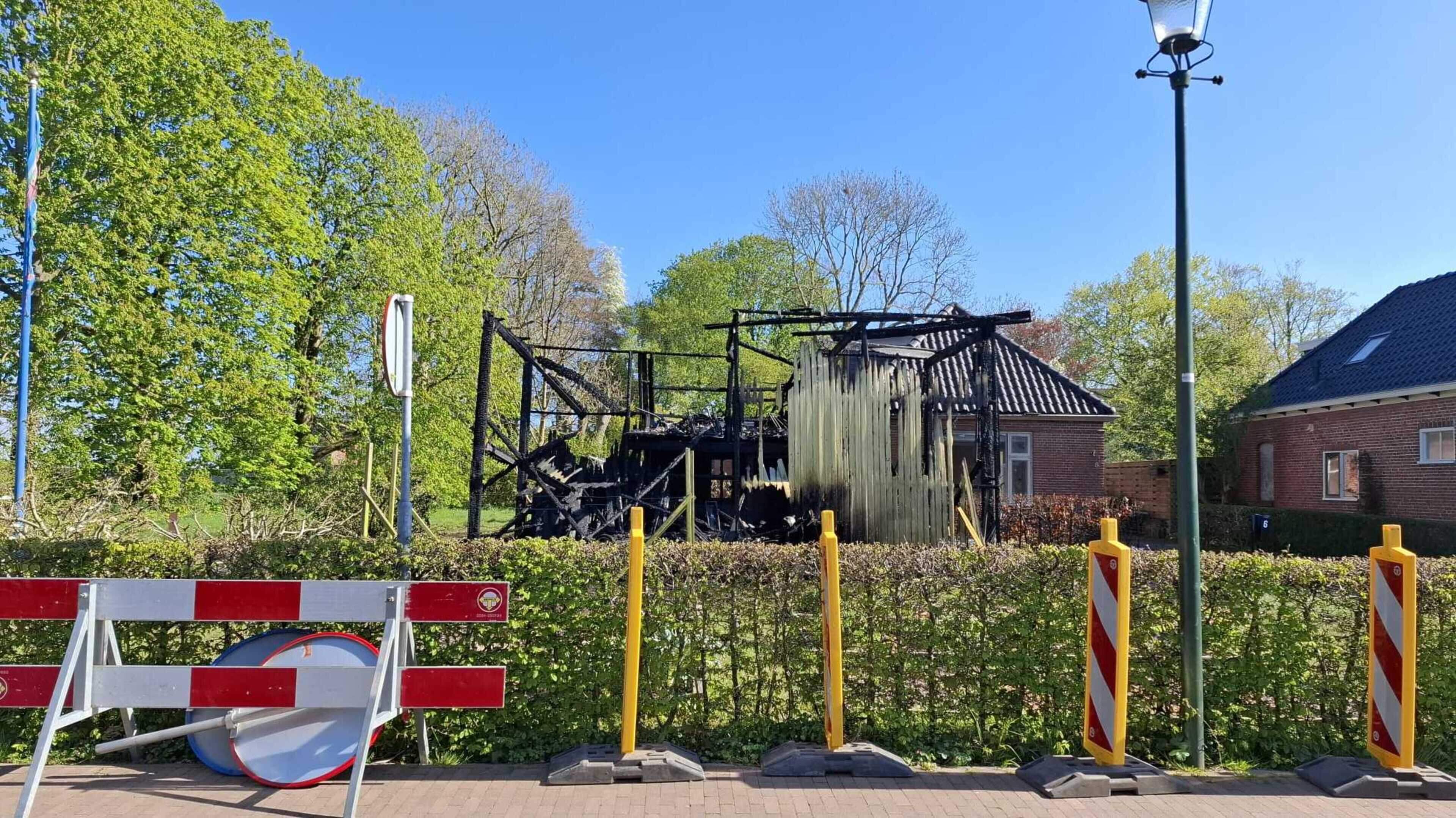 Markant rijksmonument, gele weegbrug in Warffum, door brand verwoest