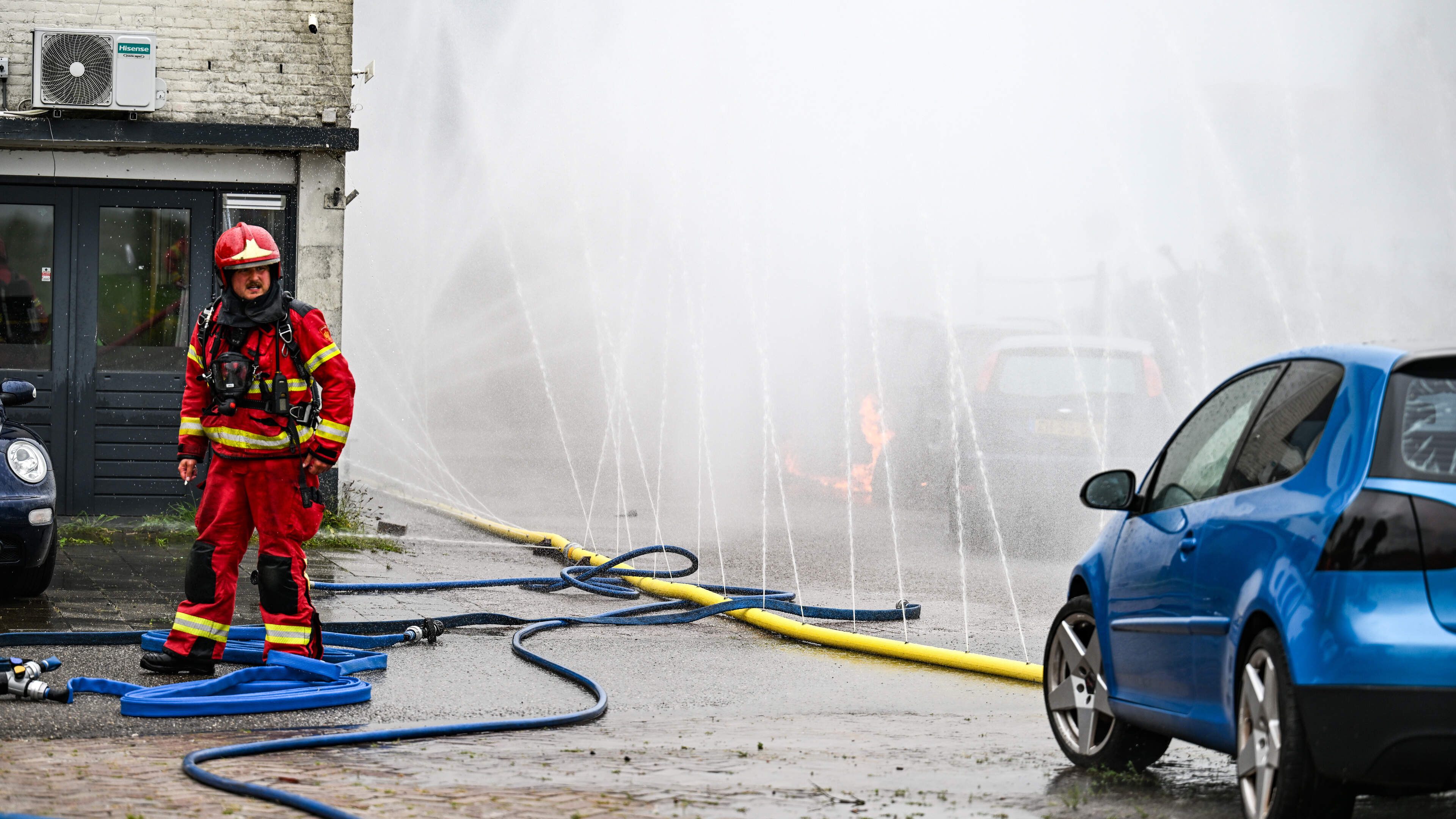 Fikse schade door schuurbrand in Hoogezand, brandweer voorkomt grotere ravage met muur van waterneve