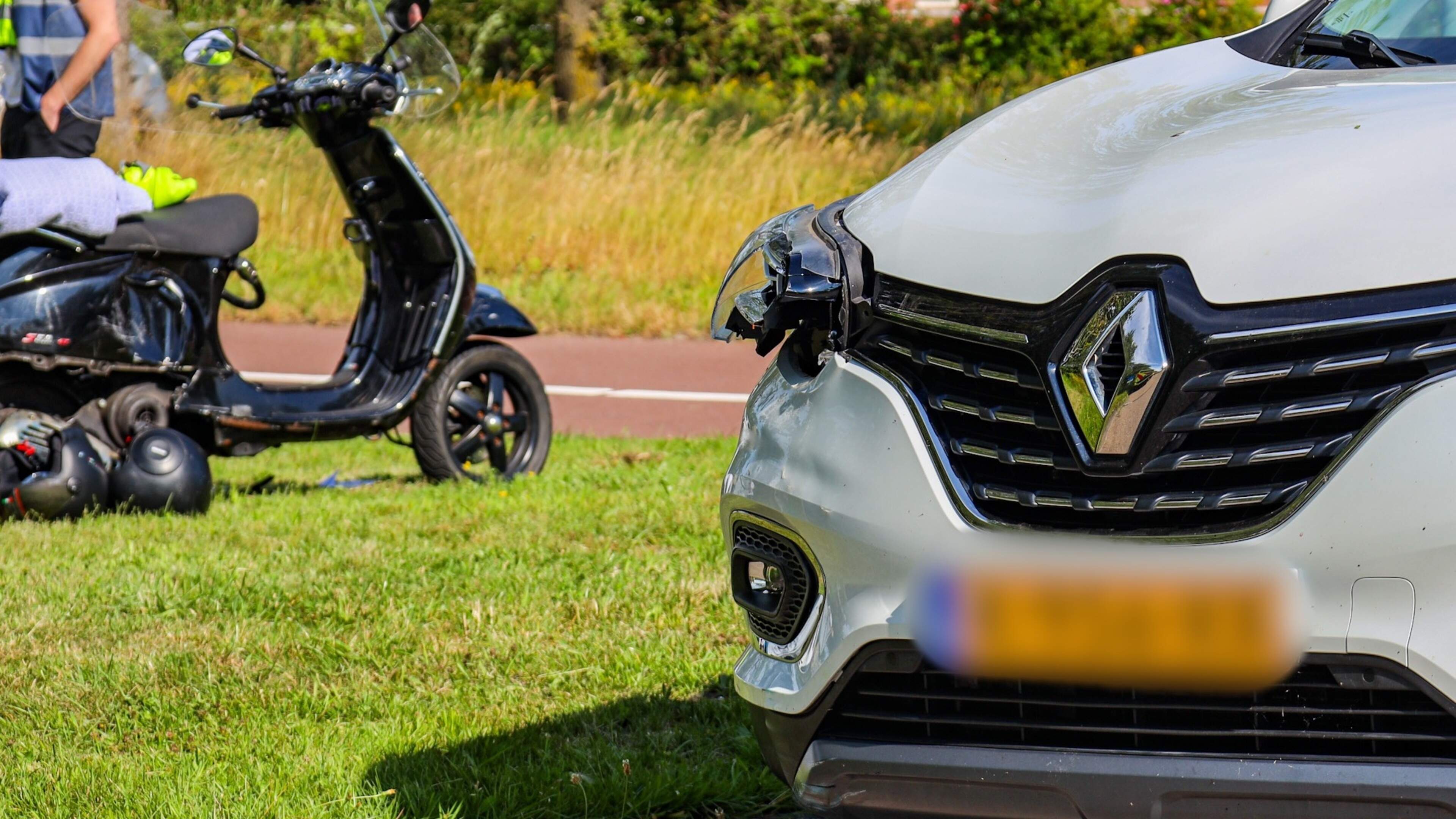 Gewonde na botsing tussen scooter en auto in Roden en dronken vrachtwagenchauffeur maakt brokken in 