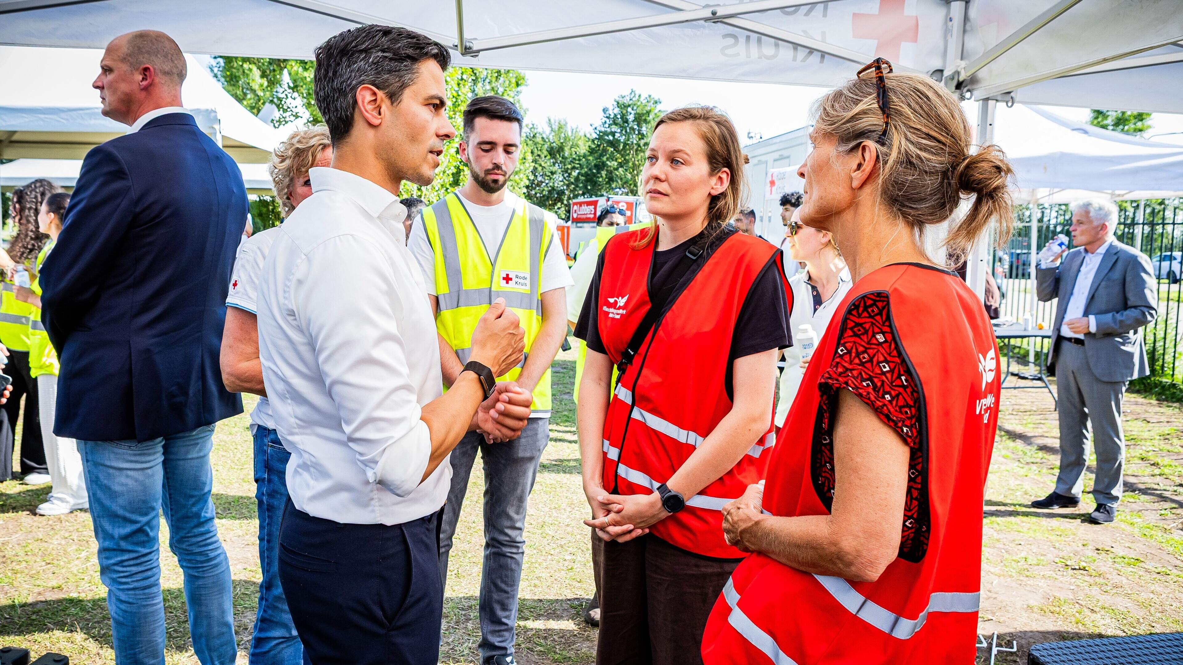 Premier Rob Jetten sorteert in Ter Apel voor op snelle ‘duizenden’ extra plekken in asielopvang