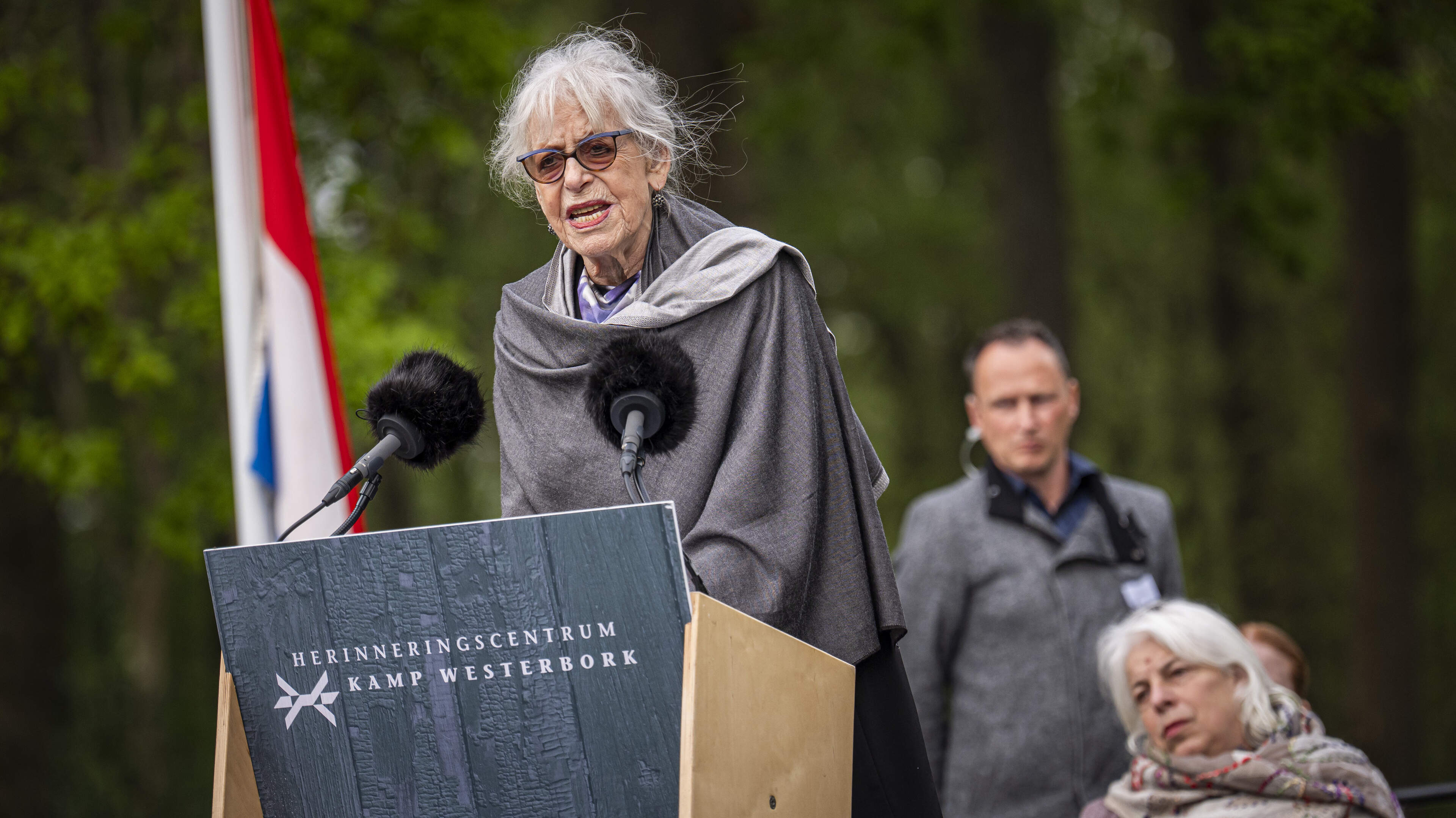 Duizenden mensen zijn stil in voormalig Kamp Westerbork. ‘Je kunt de geschiedenis hier bijna voelen’