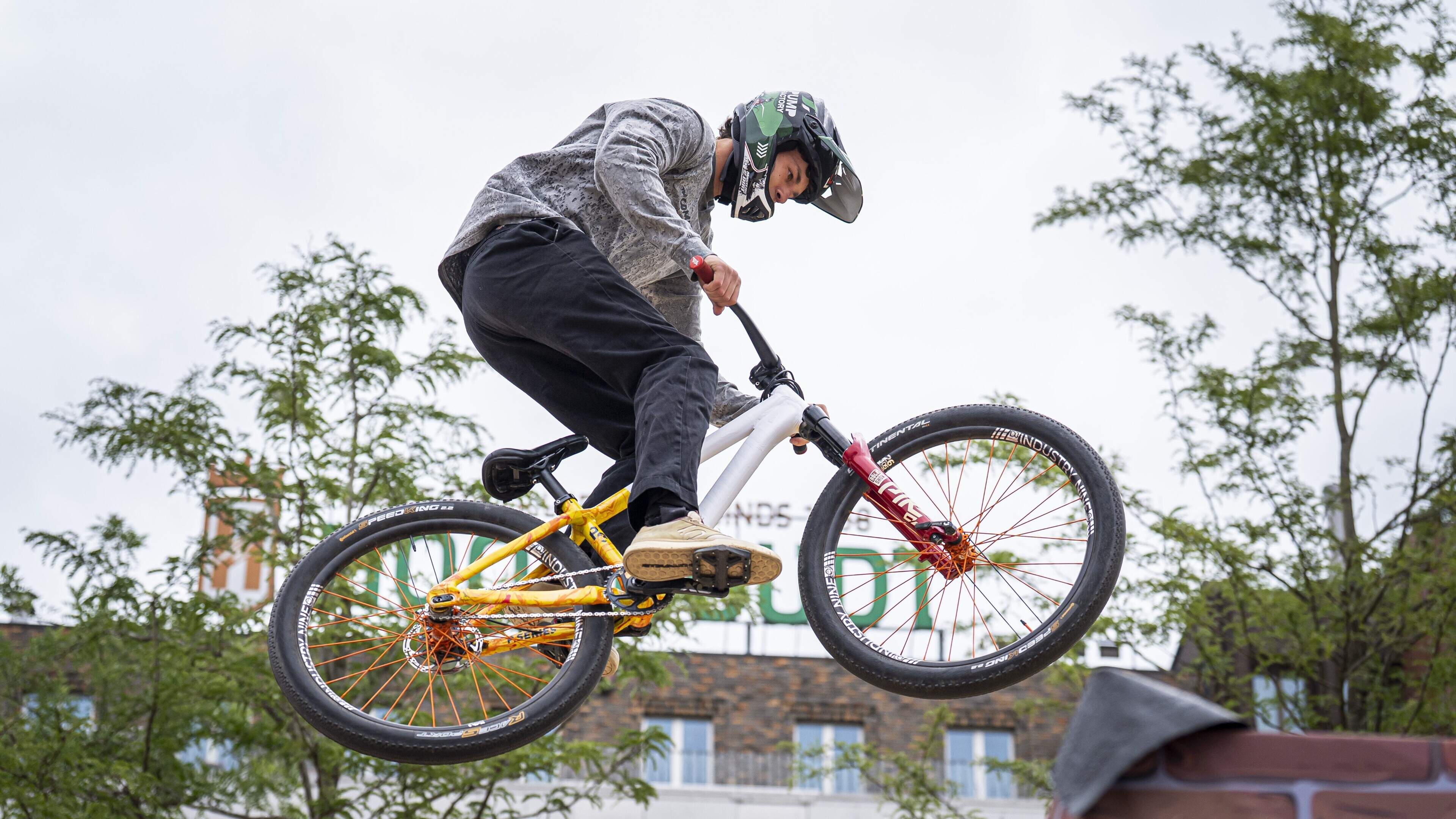 Benieuwd wat je kunt verwachten van de Red Bull District Ride? Check de eerste testritten op de Grot