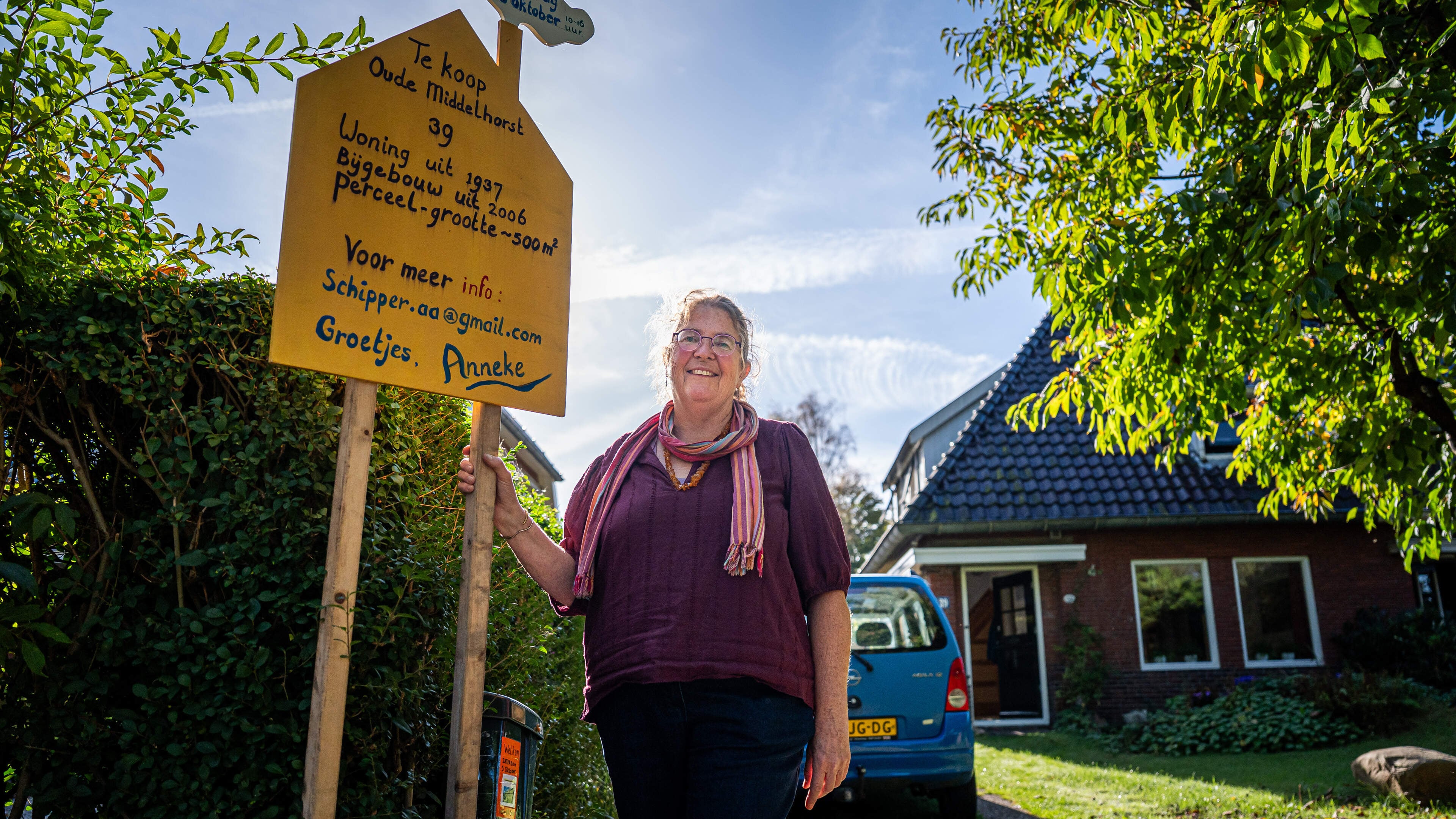 Geen makelaar en glossy video’s, maar een zelfgetimmerd bord: Anneke (60) uit Haren verkoopt haar huis zelf