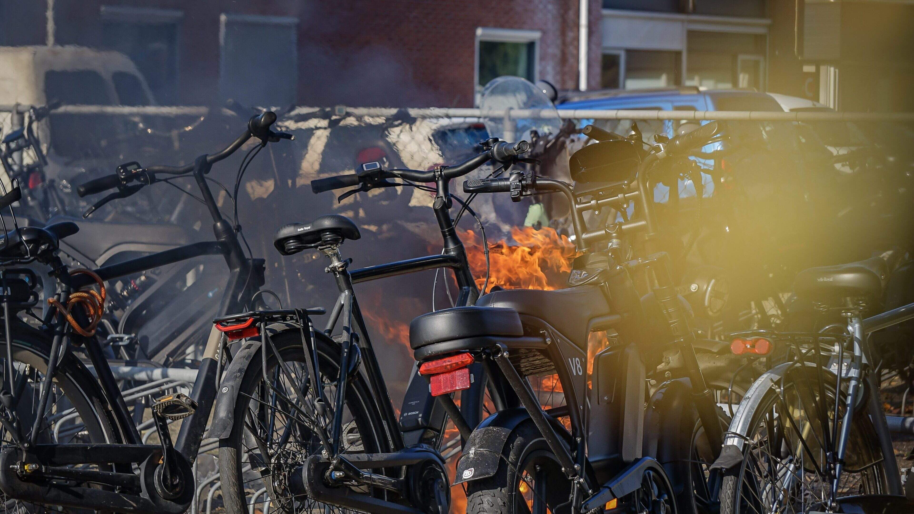 Woning in Oude Pekela op slot vanwege drugs en illegaal vuurwerk, man (39) opgepakt bij Bunde en motorrijder gewond bij botsing in Wirdum