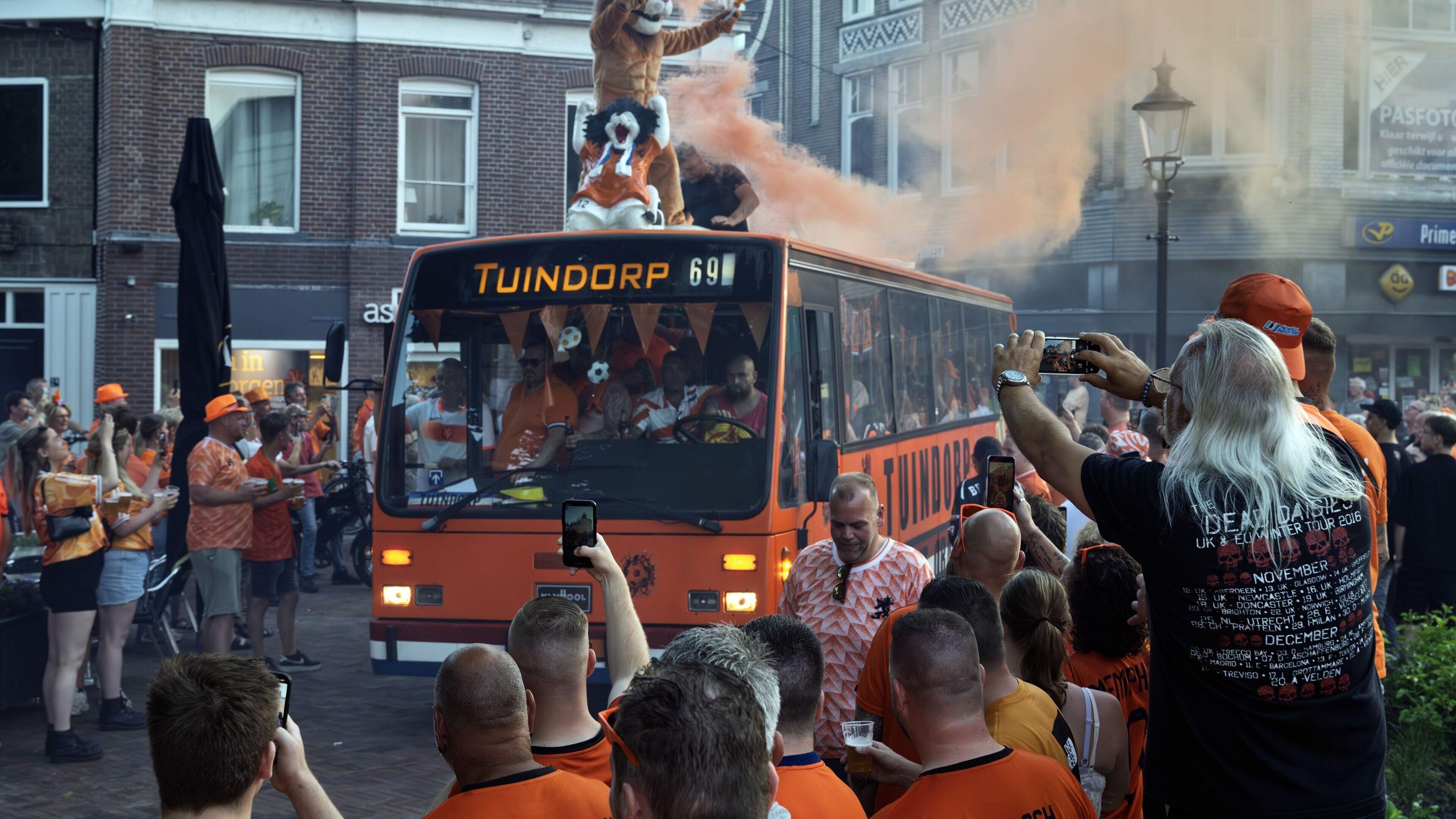 Tuindorp trekt feestend met eigen oranjebus Coevorden in. ‘Met zijn allen voor gespaard’