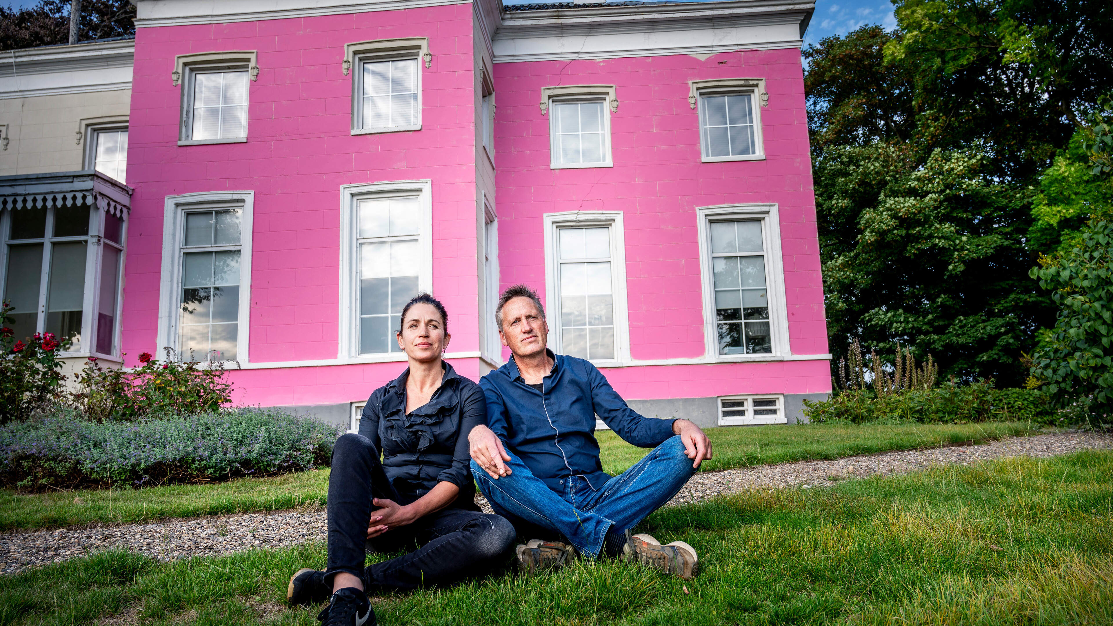 Gezinnen in Drieborg en Eenrum schilderen hun monumentale panden ten einde raad roze. 'Alles is sche