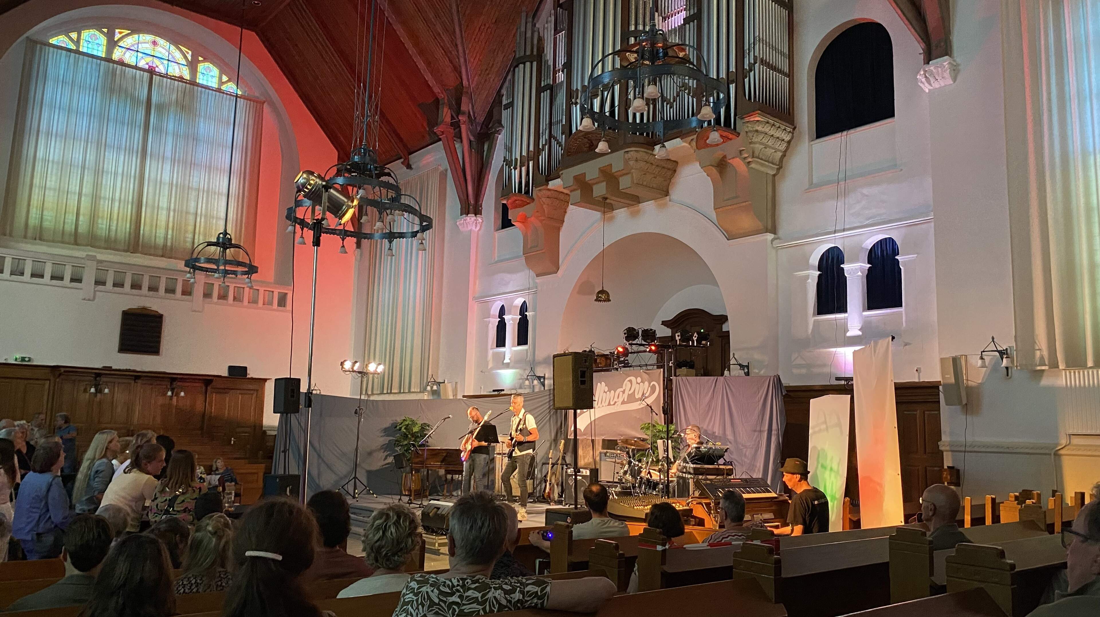 Rockers omarmen de kerk. Concert Rolling Pin met kerkorgel geslaagd