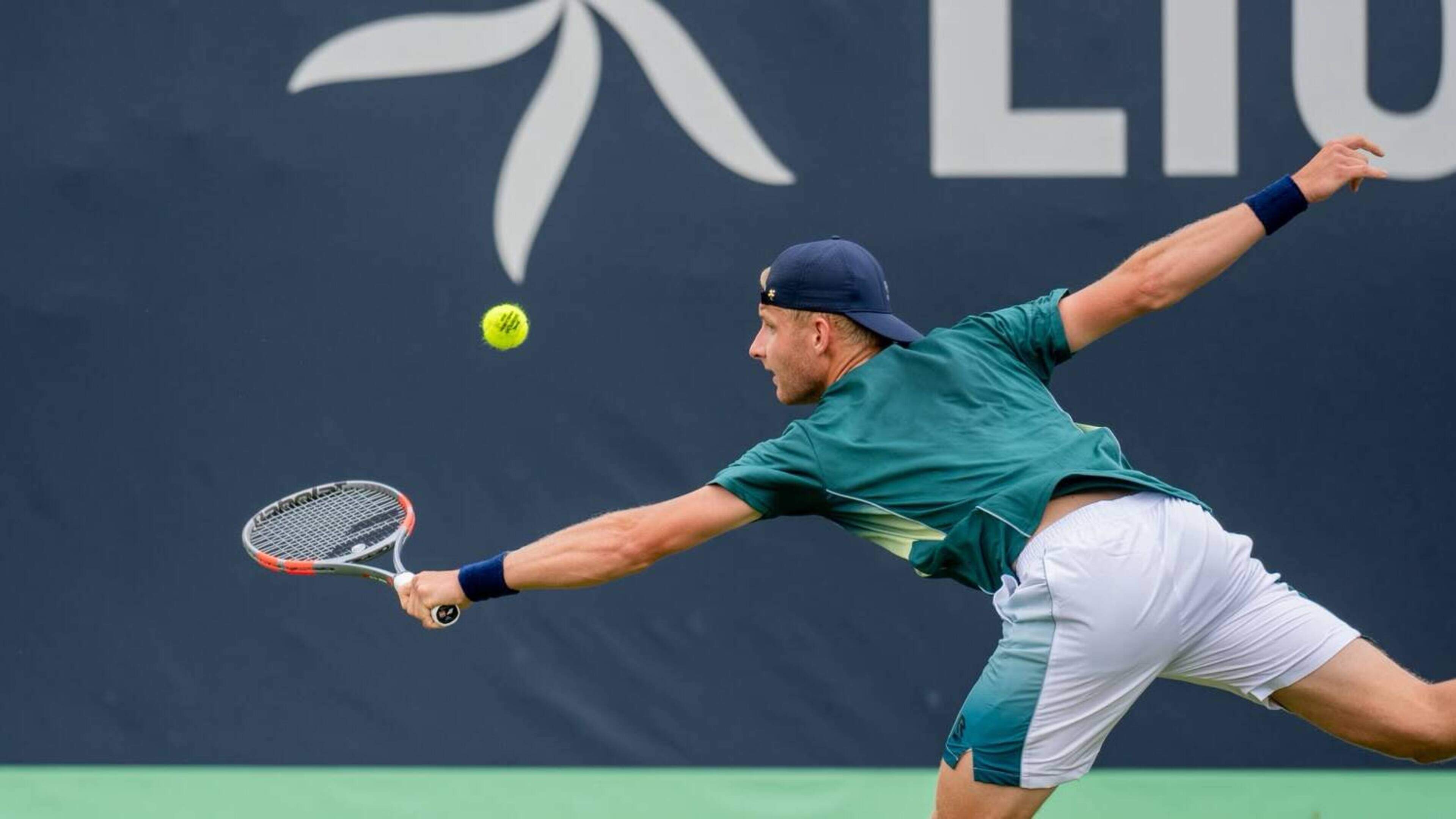 Tennisser Max Houkes uit Sleen verliest bij zijn debuut op Wimbledon. ‘Ik kon wel aardig mee op zijn