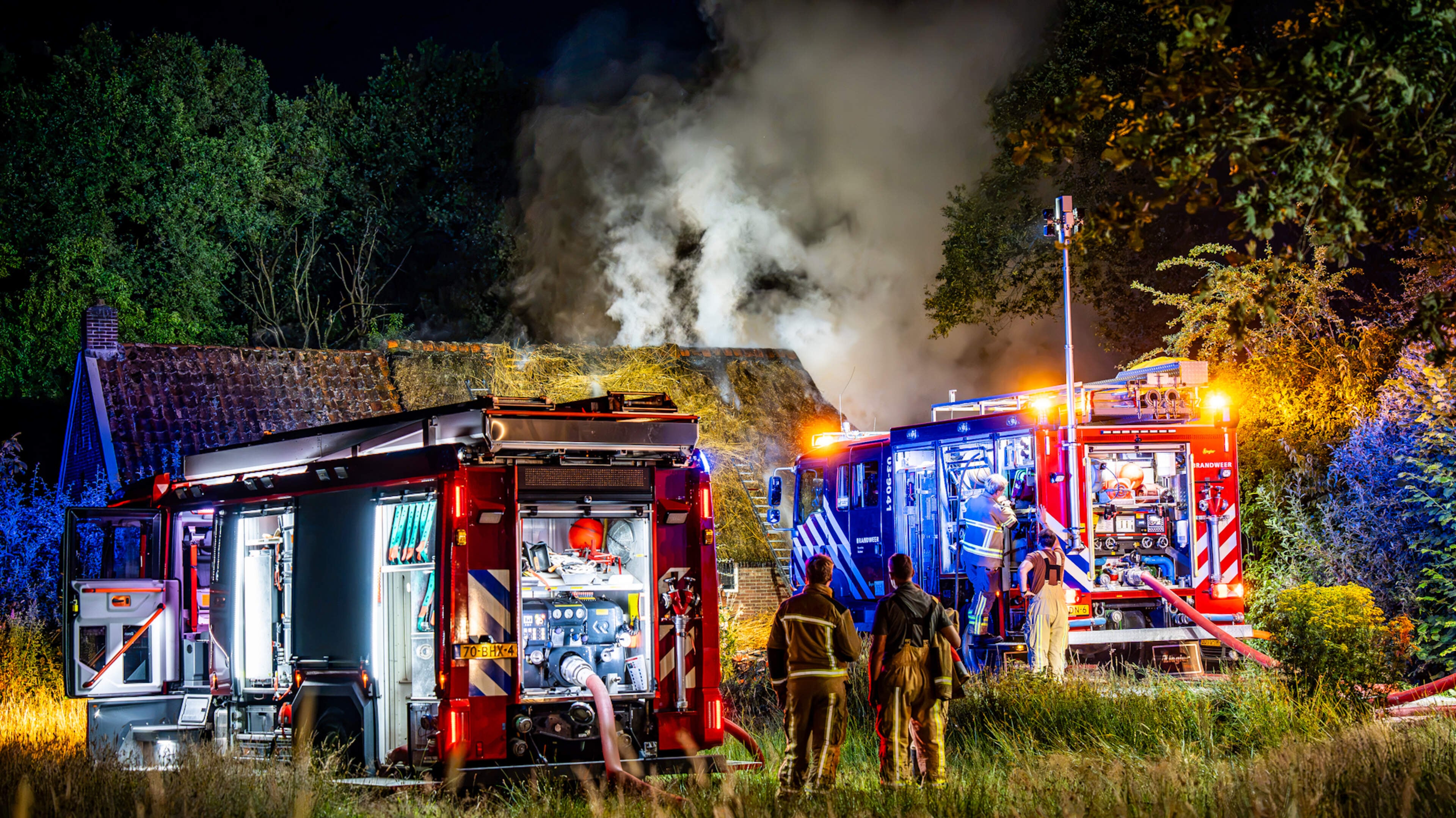 Bewoners weten hun brandende huis in Ansen op tijd te verlaten. ’We zijn ongedeerd, dat is het belan