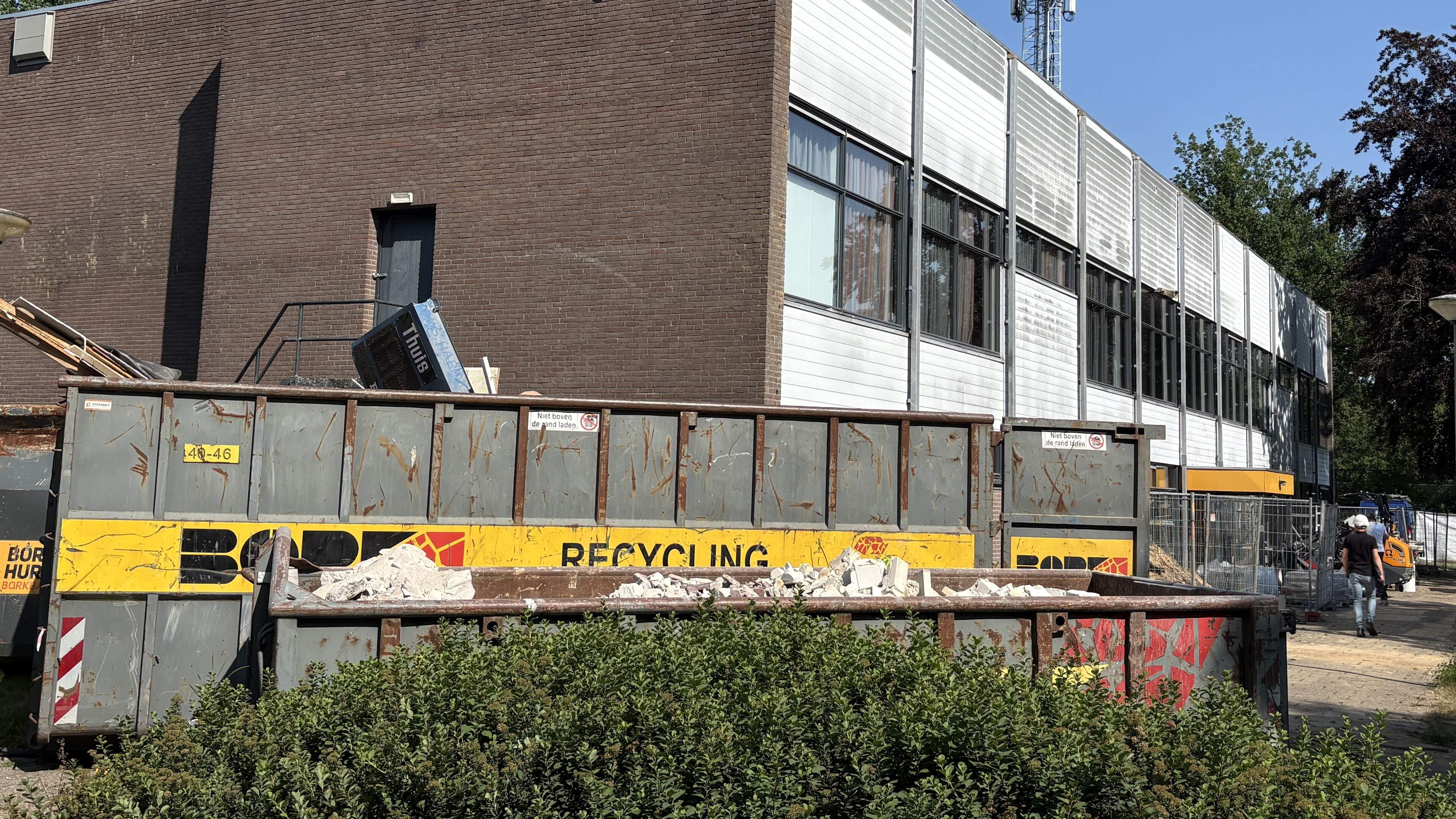 Vleermuis hindert renovatie sporthal Oosterhesselen. Beschermd diertje moet uit spouwmuren worden ge