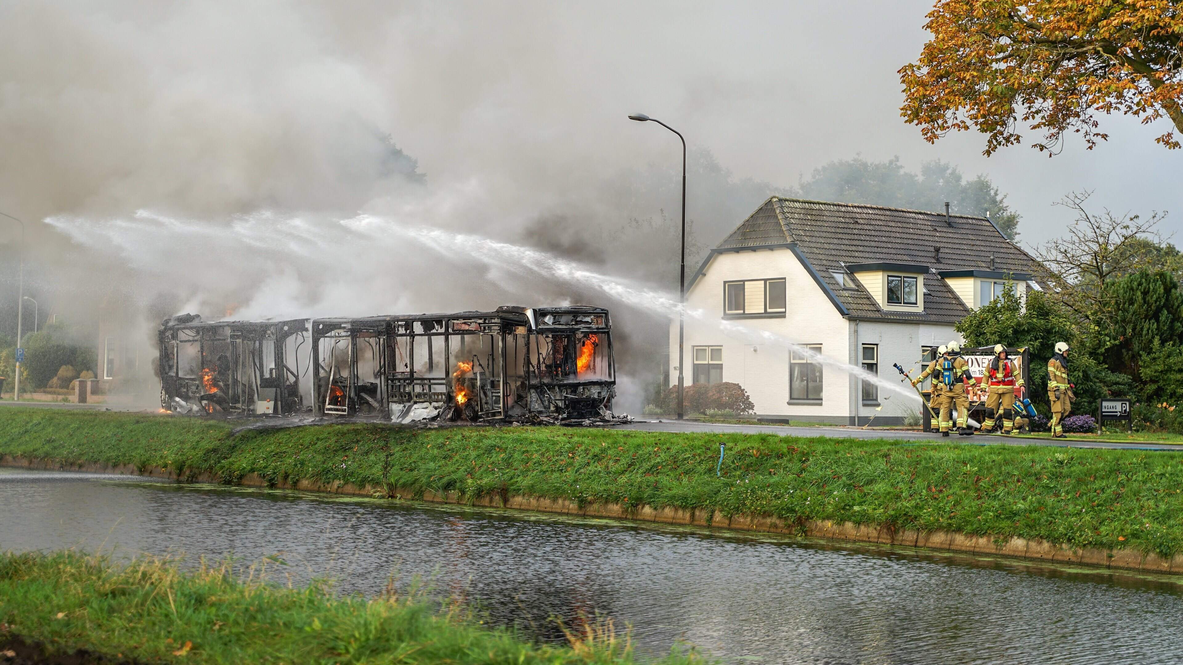 Bus uitgebrand op N371 bij Hoogersmilde
