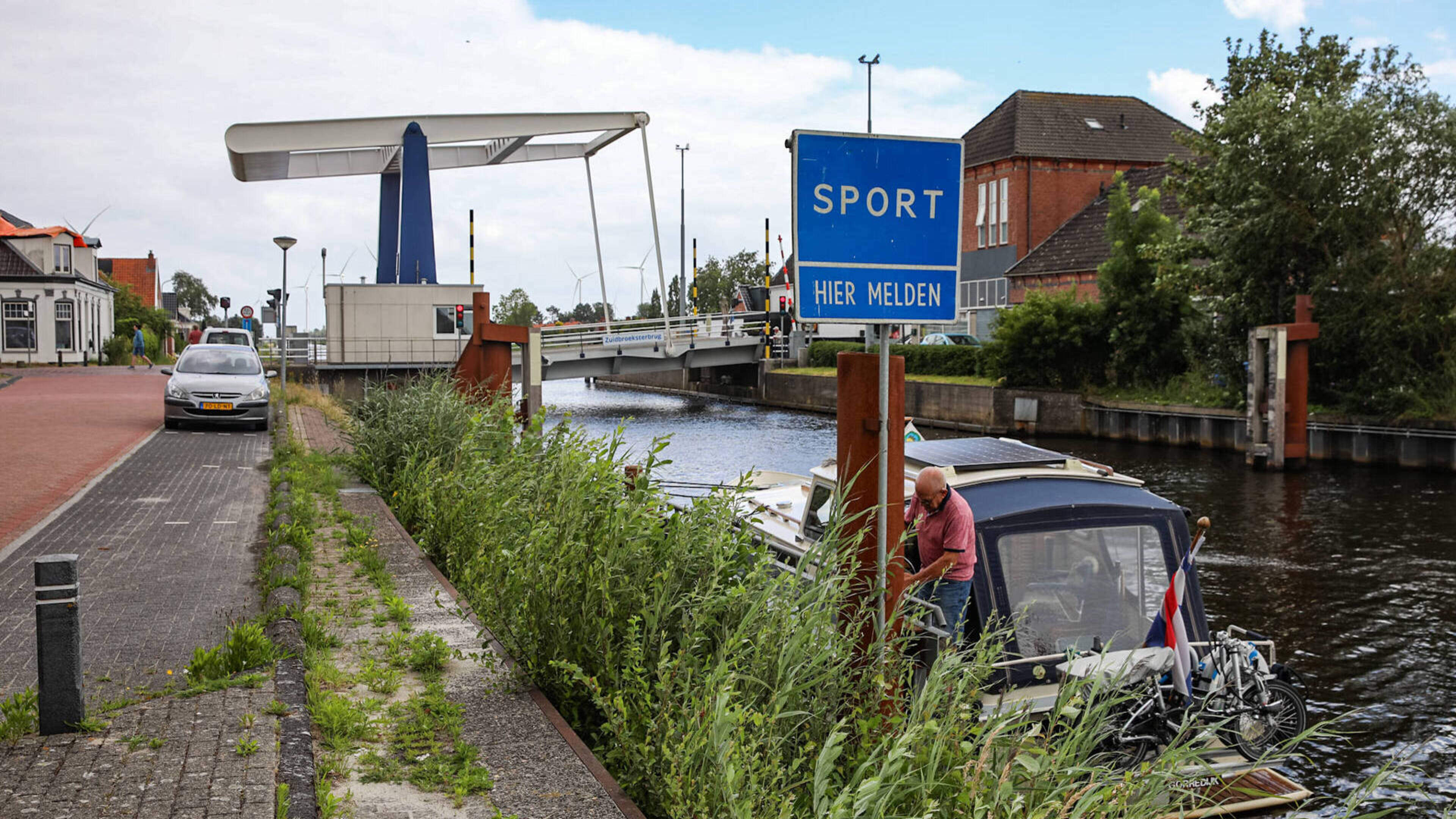Scheepvaart en wegverkeer gestremd bij Zuidbroek door brugstoring en schuren in Erm en Delfzijl door