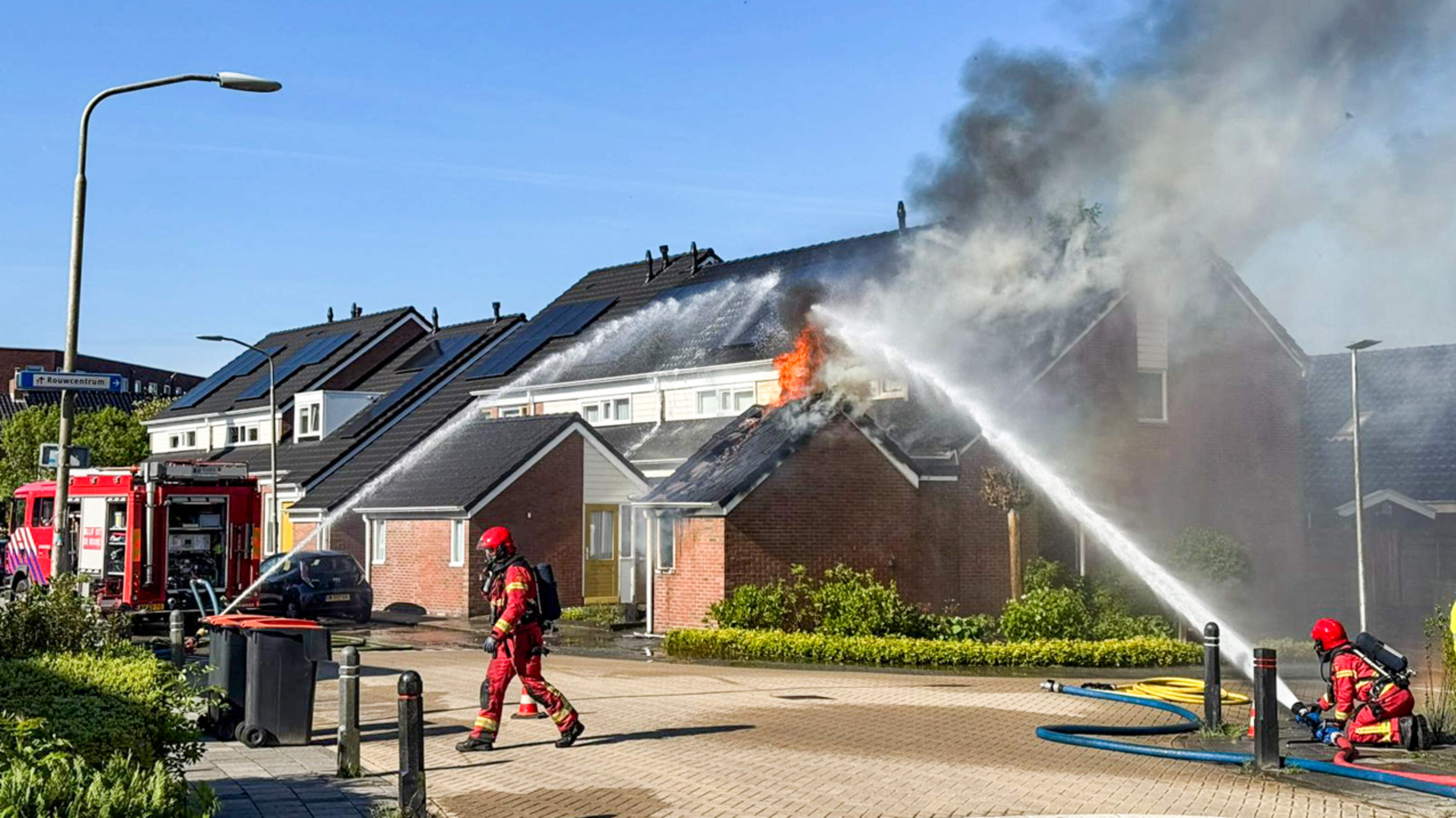 Scheemda schrikt van grote brand in rijtjeswoningen, maar biedt gelijk helpende hand. Cindy (36): ‘Z