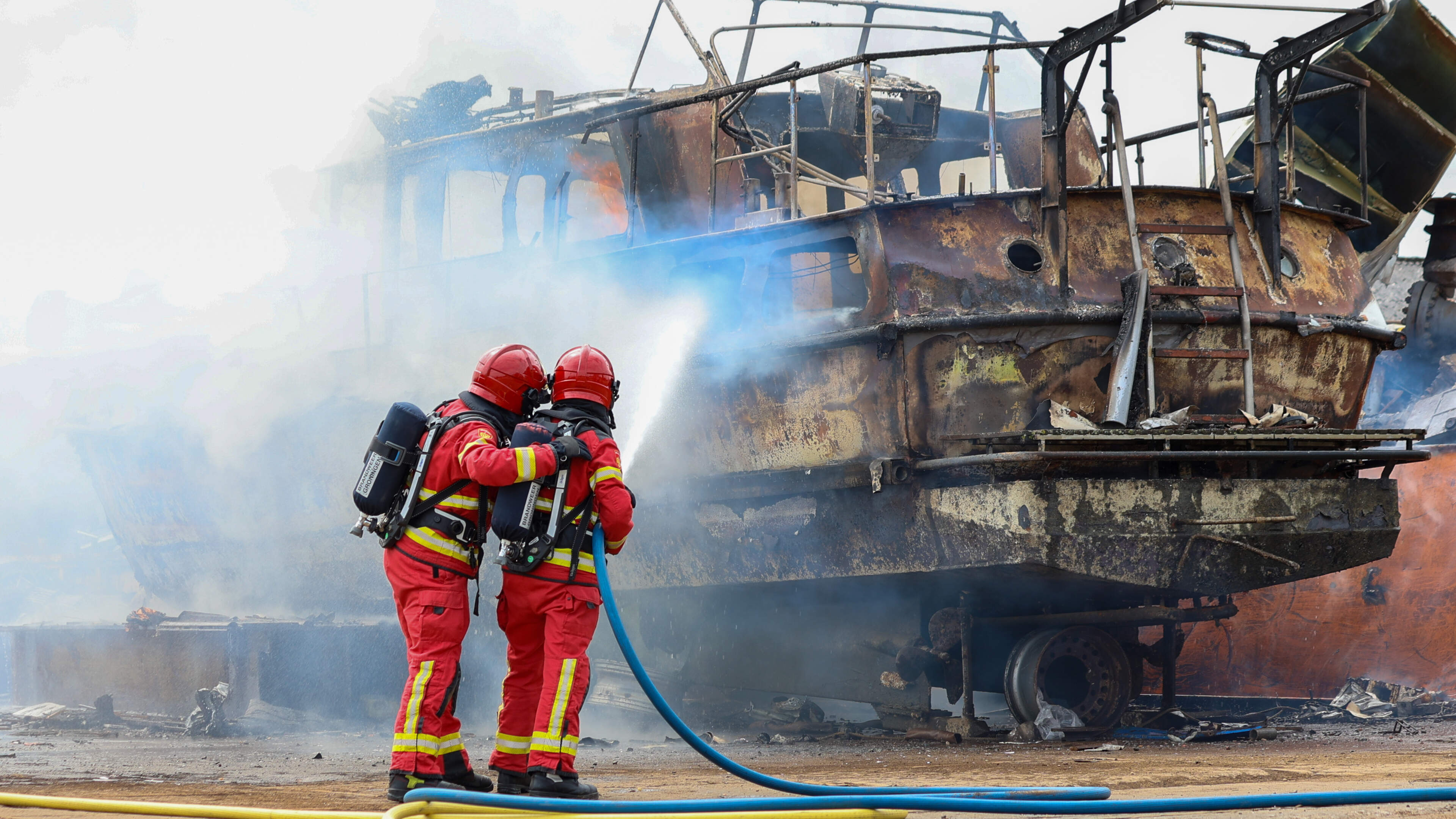 Vertraging treinen Zwolle-Meppel vanwege seinstoring. Brand in sloopboot in Winschoten