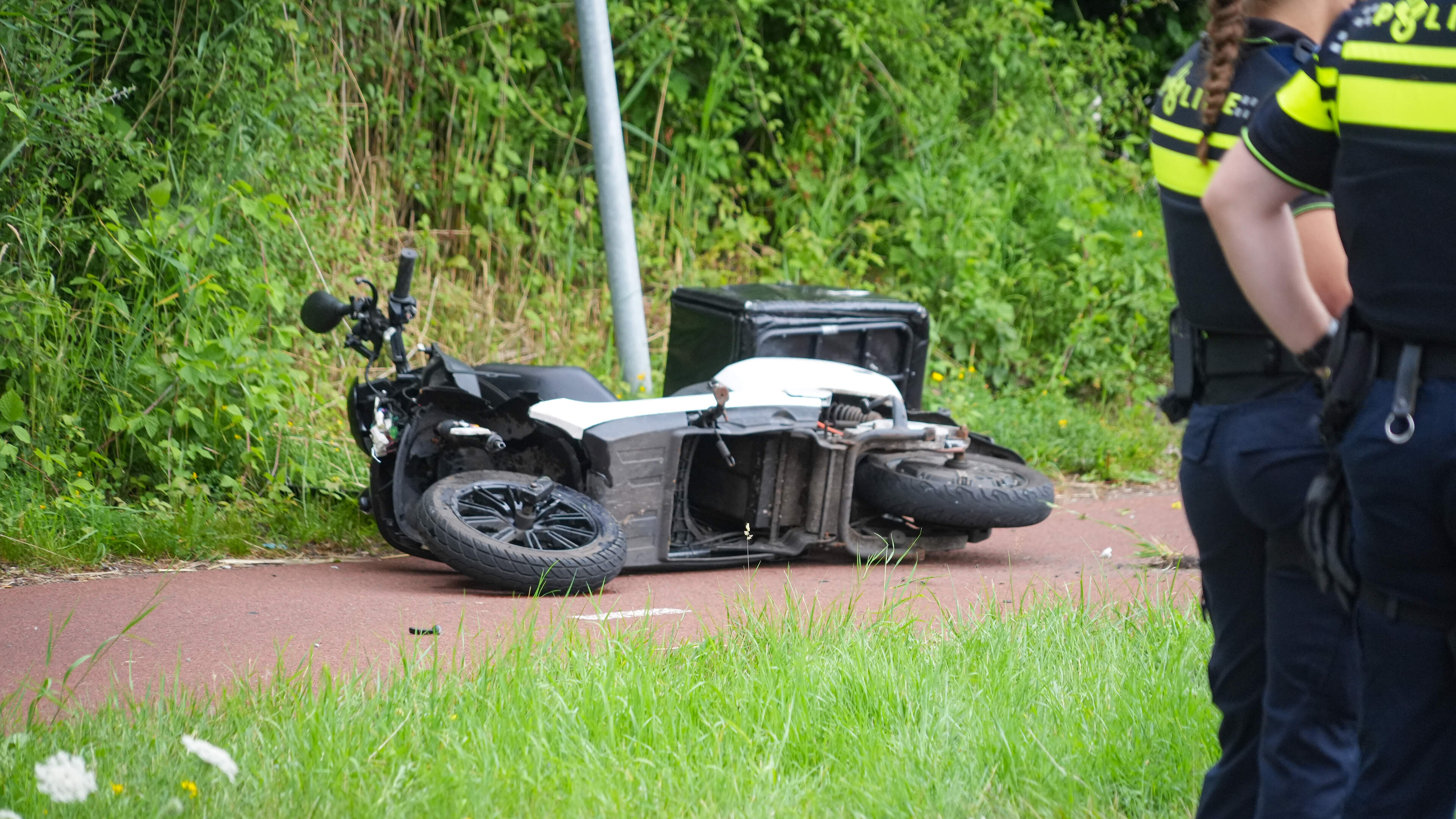 LIVE | Scooterrijder gewond bij botsing op Bornholmstraat in Groningen en twee aanhoudingen na steek