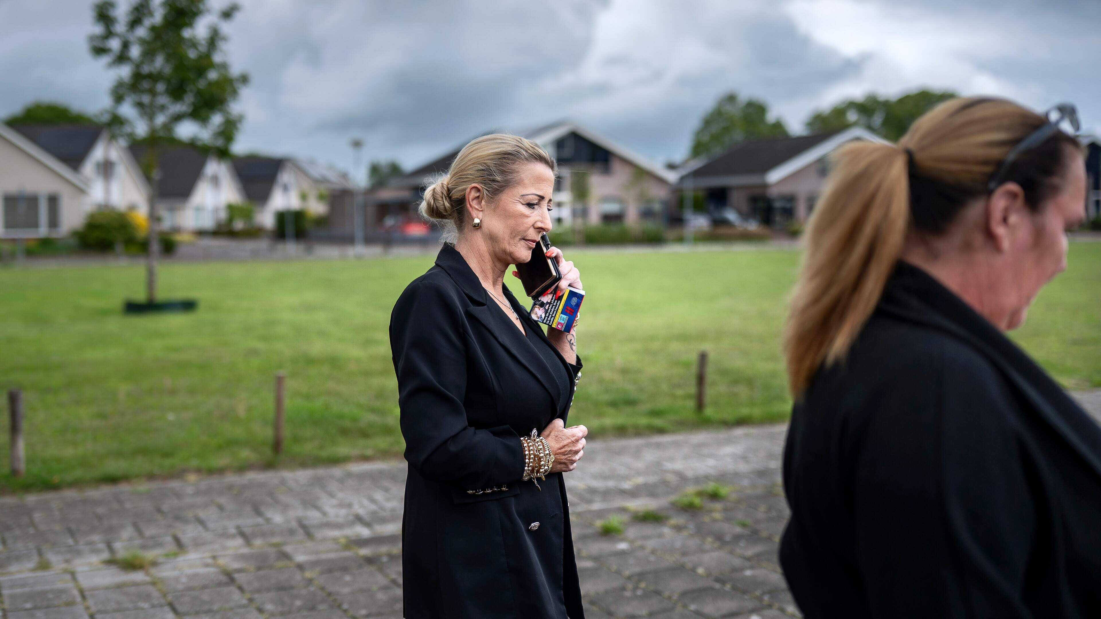 Wat bezielt mensen om zich met geweld te verzetten tegen de komst van veertien gevluchte meisjes? Ee