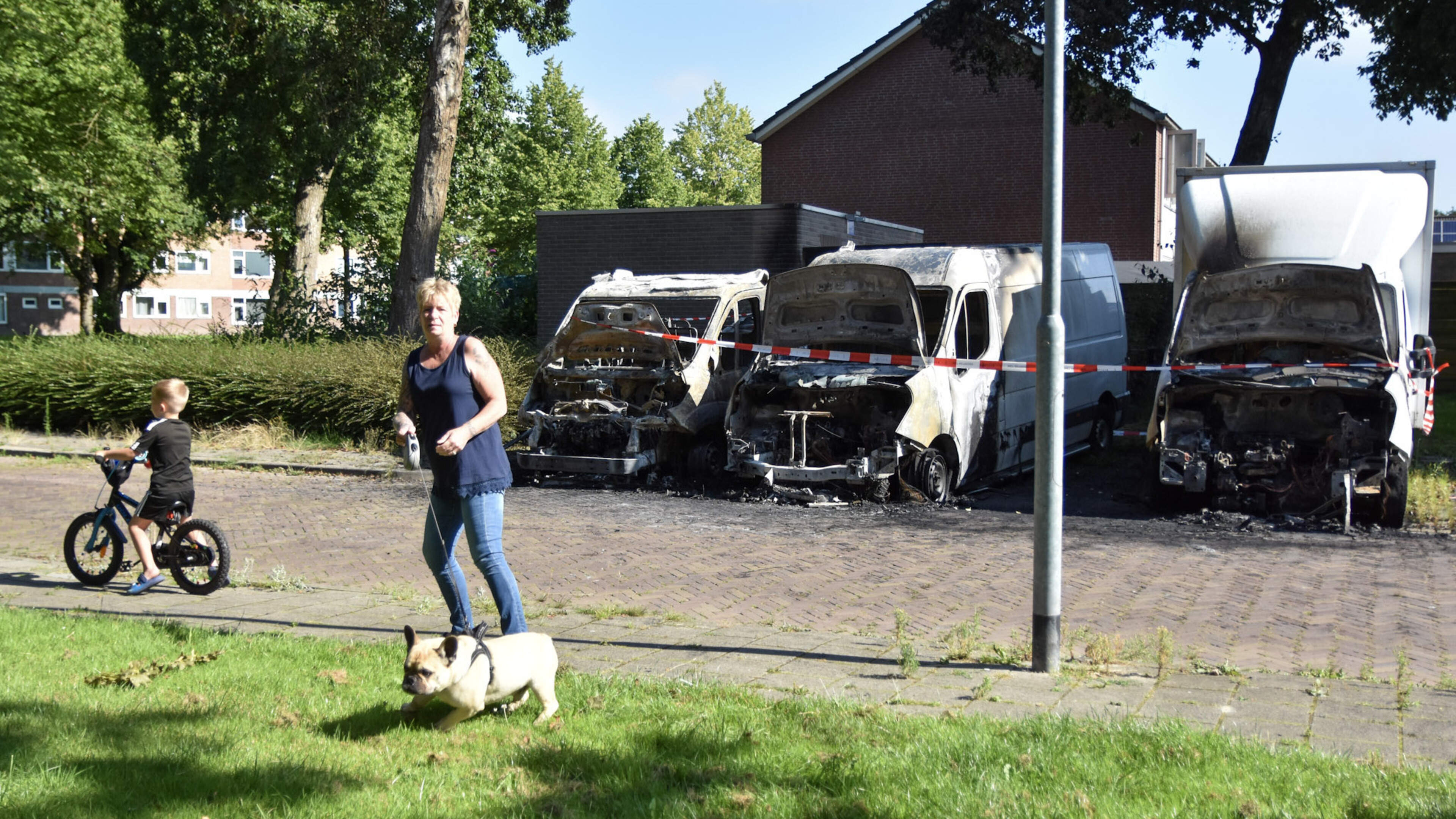 Drie auto’s die al maanden stilstonden uitgebrand in Assen. Voertuigen moesten weg van gemeente