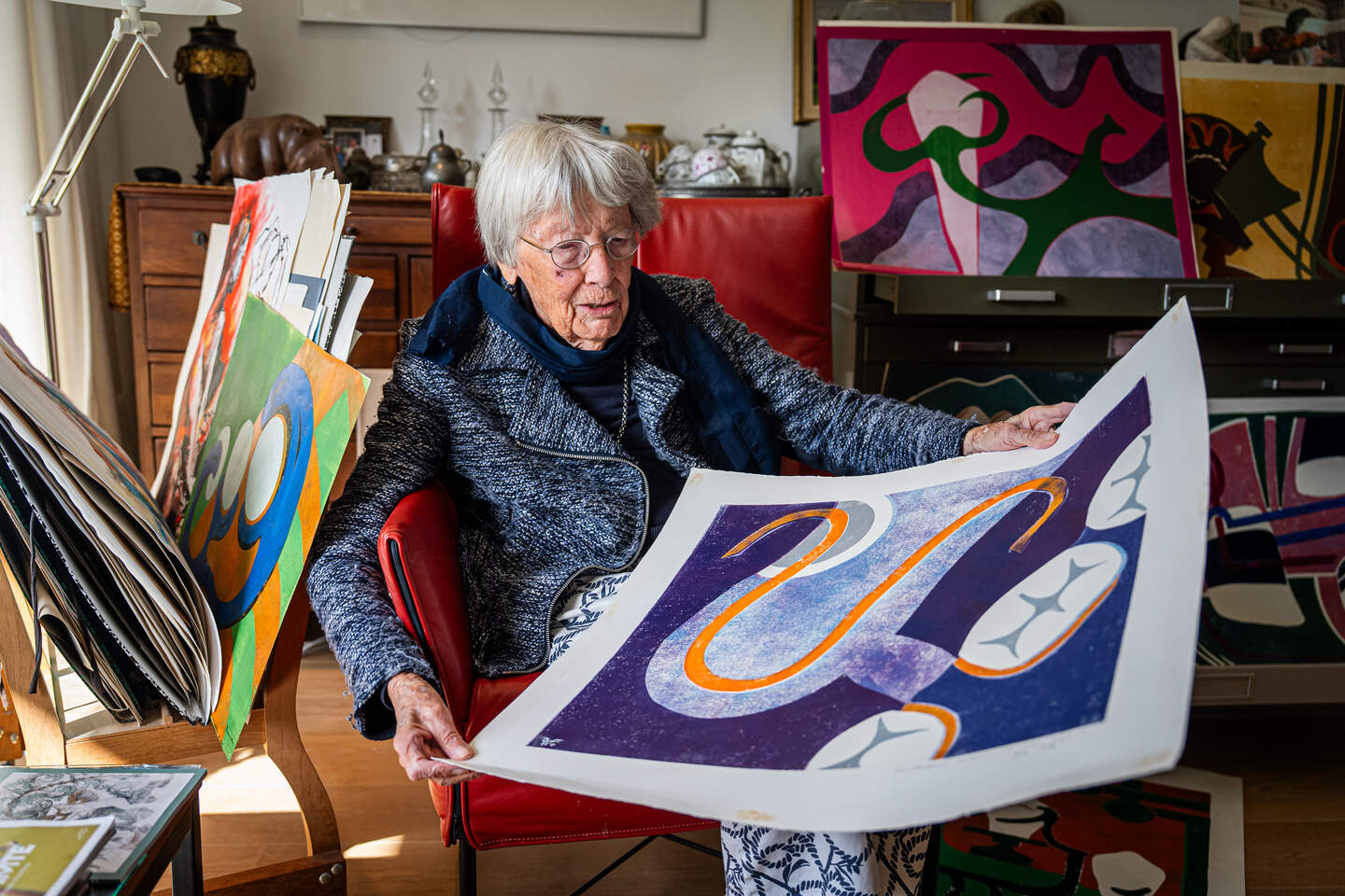To van der Veen-le Grand (96) met een van haar abstracte werken.