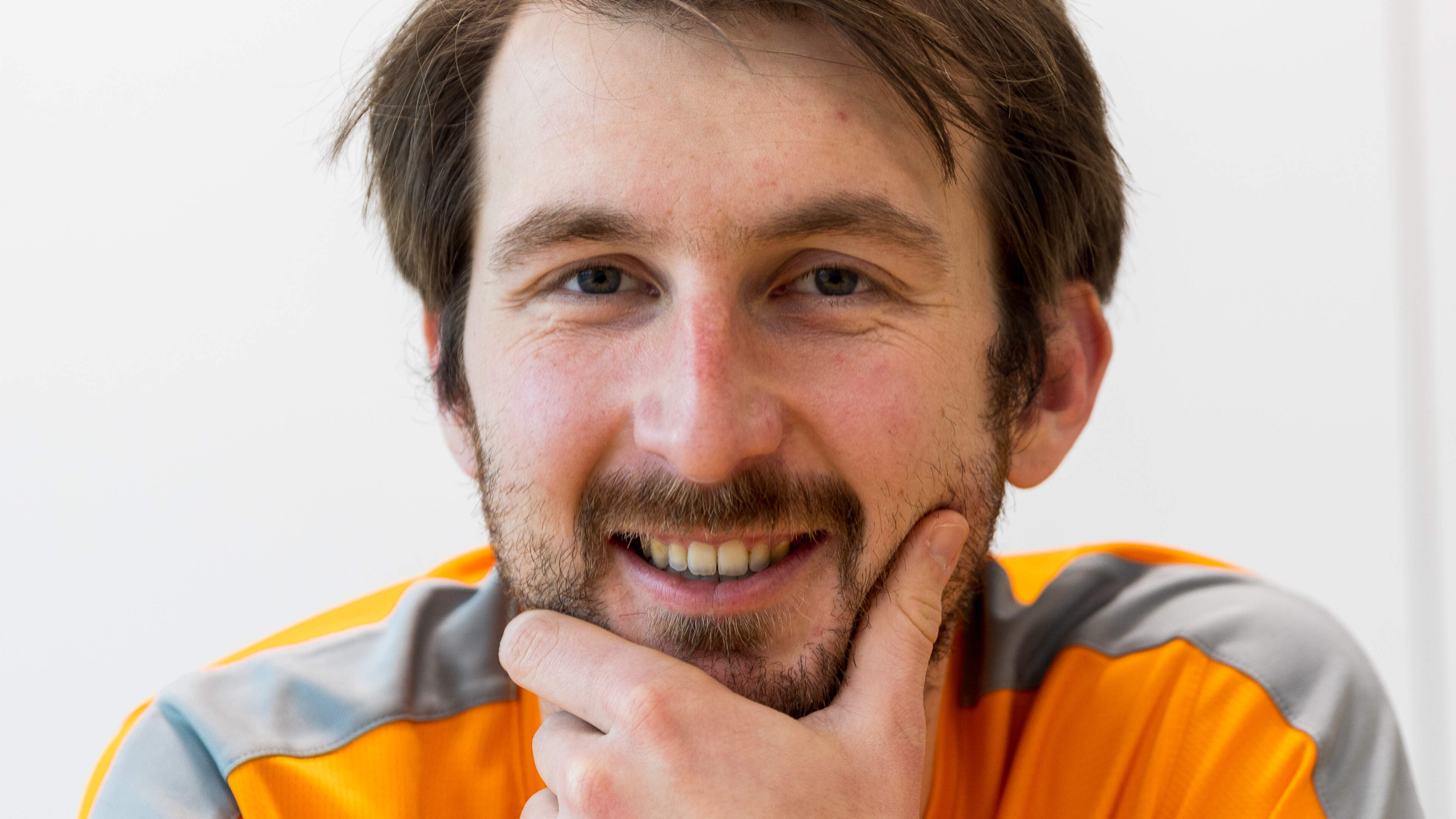 Wouter Sipma uit Hijken is wereldkampioen kloksimultaan dammen. 'Hij heeft echt niets cadeau gekrege