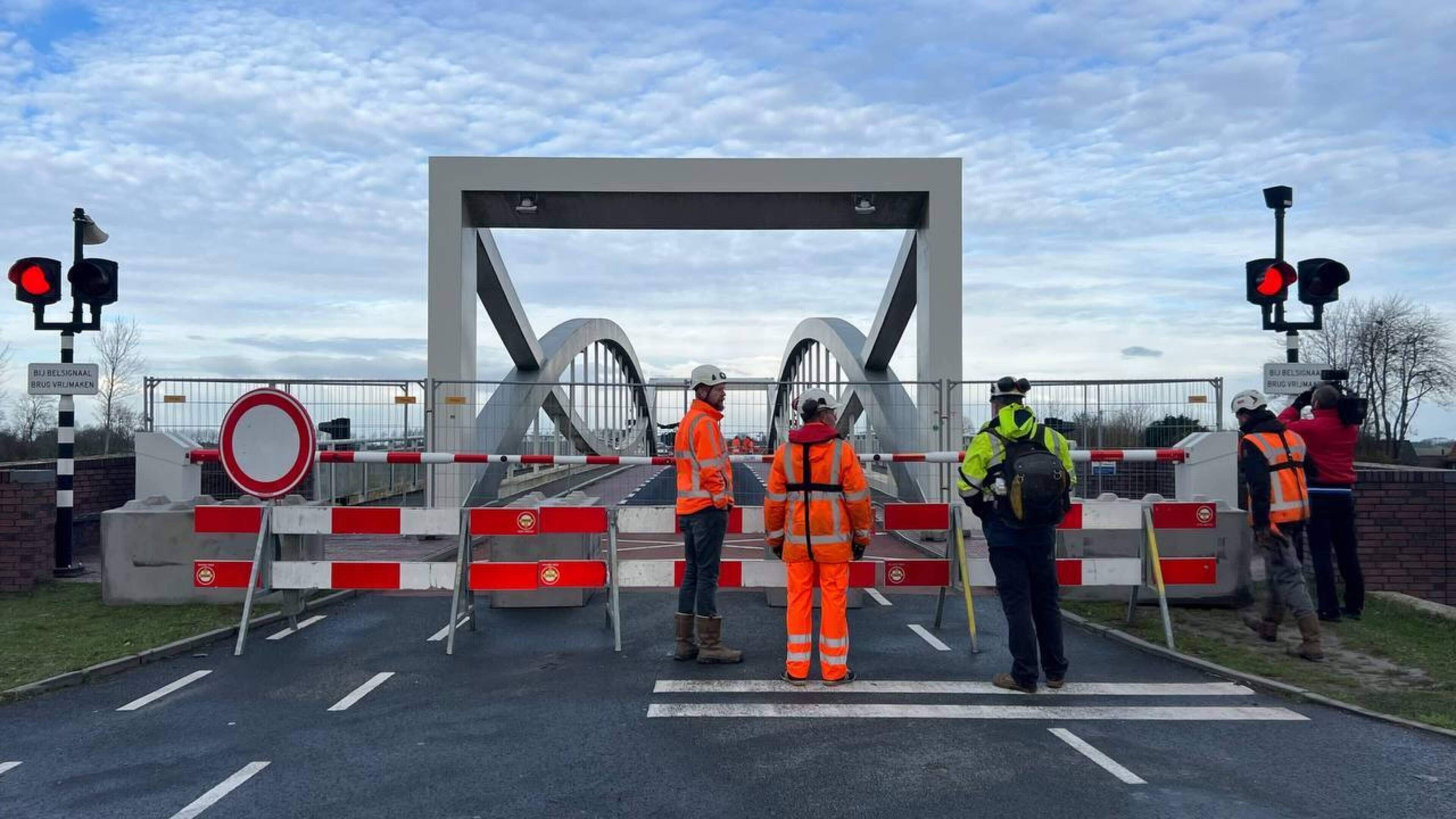 Brug bij Dorkwerd na maanden omrijden weer begaanbaar voor verkeer. Waarom duurde dat zo lang? Vijf 