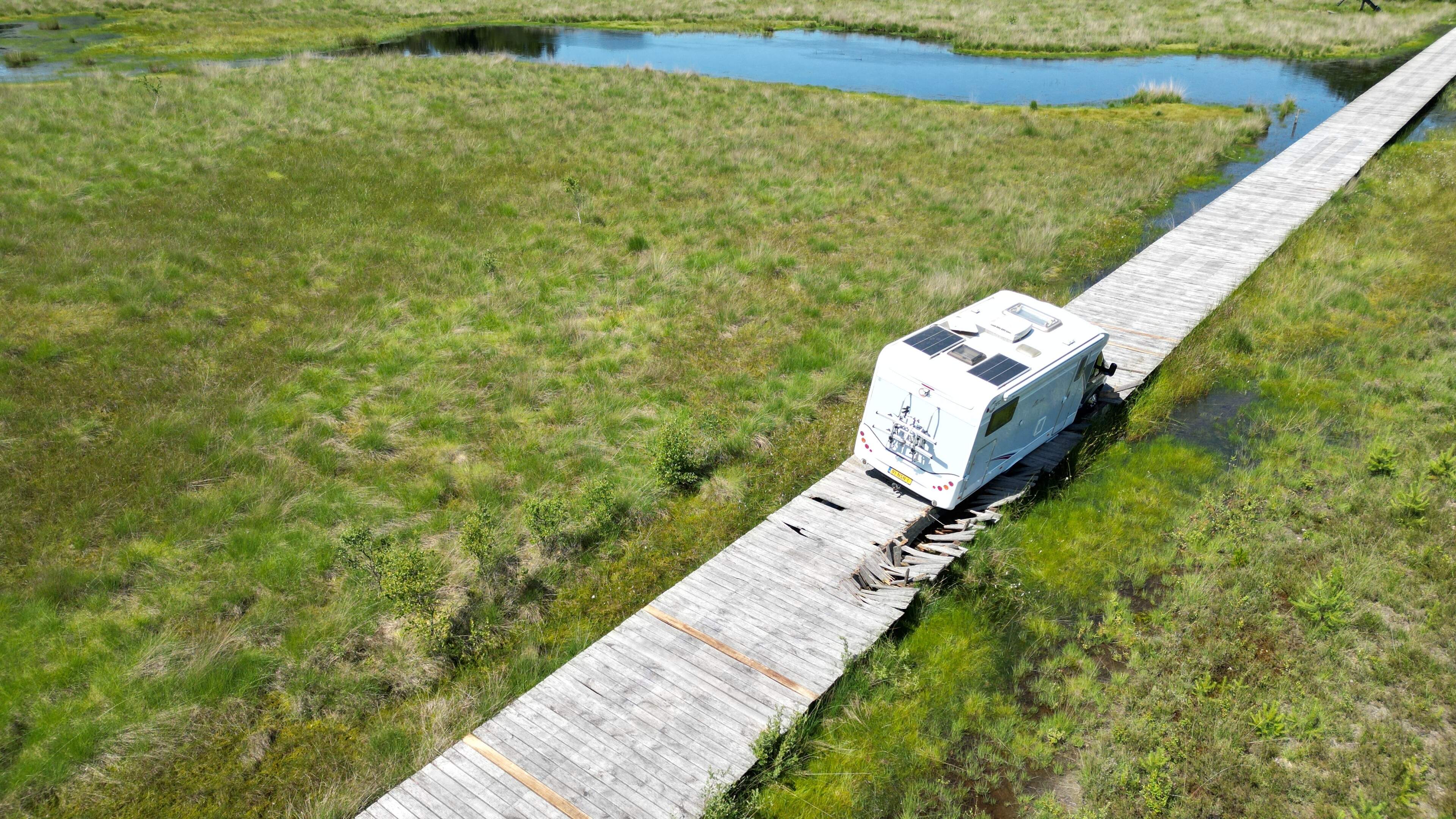Camper berging natuurgebied: plan met rijplaten en lier
