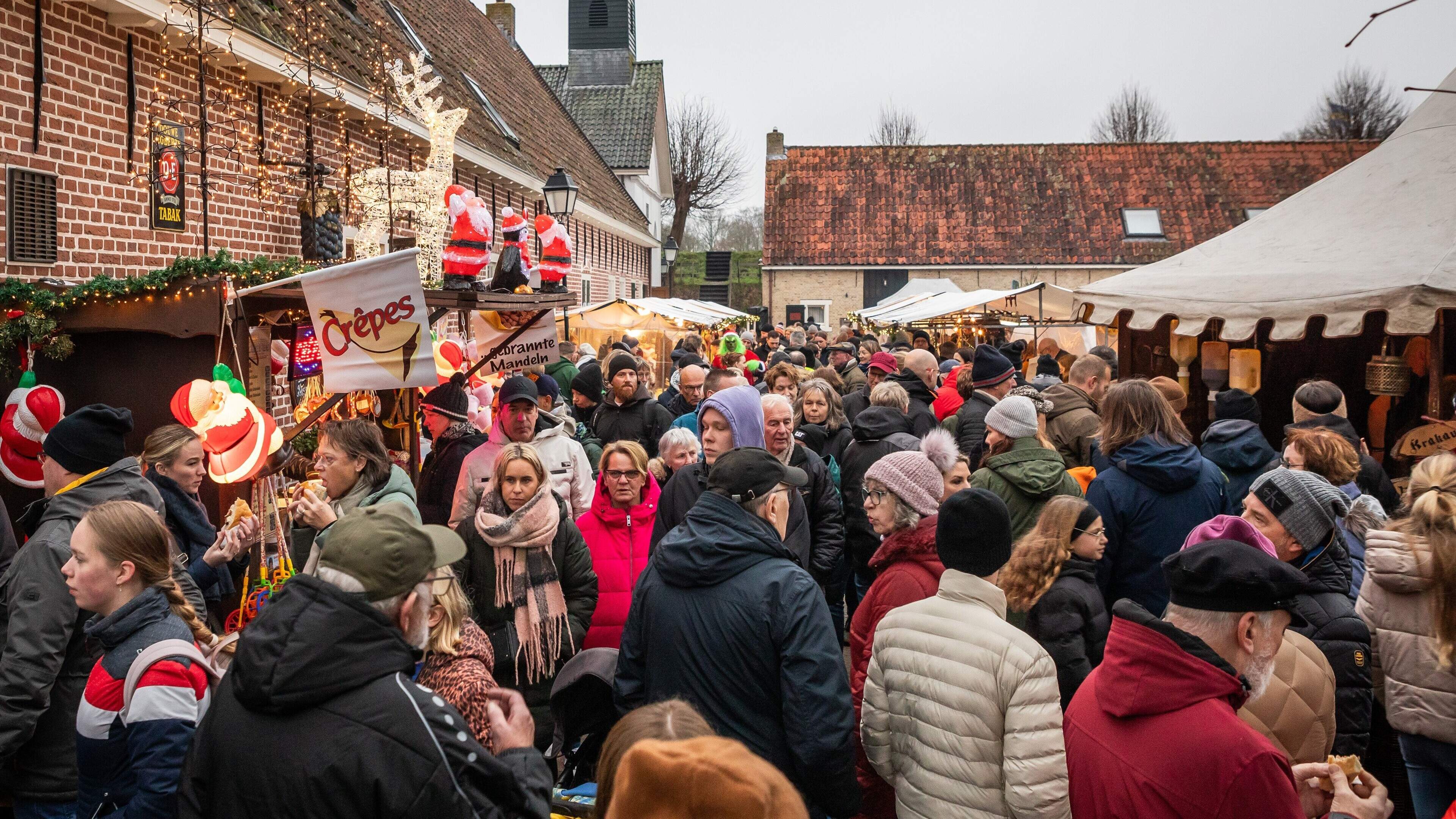 Te druk bij kerstmarkt Bourtange. File van 20 minuten bij Duitse grens: ‘We moesten de kaartverkoop 