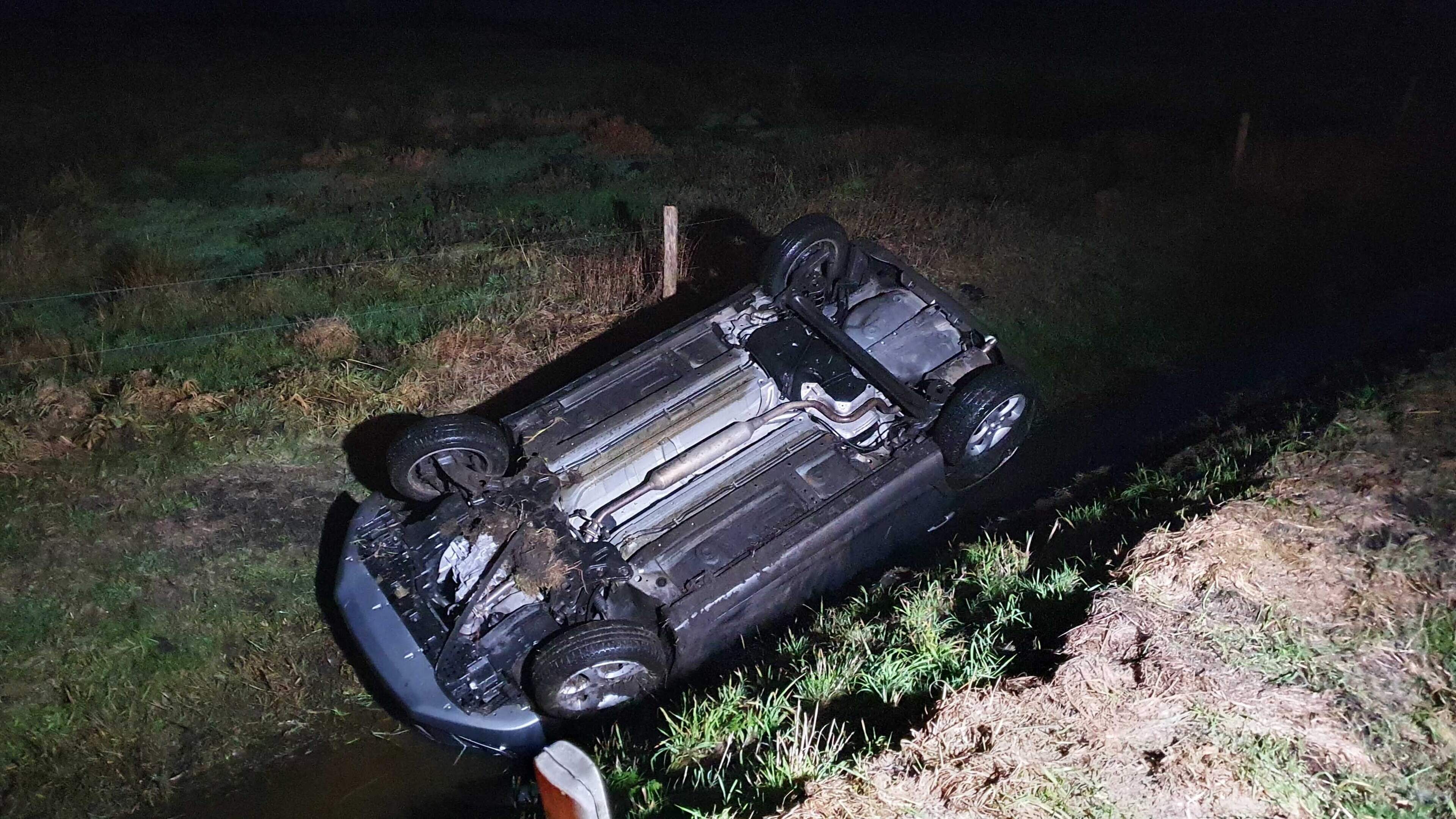 Auto belandt op de kop in de sloot in Langelo