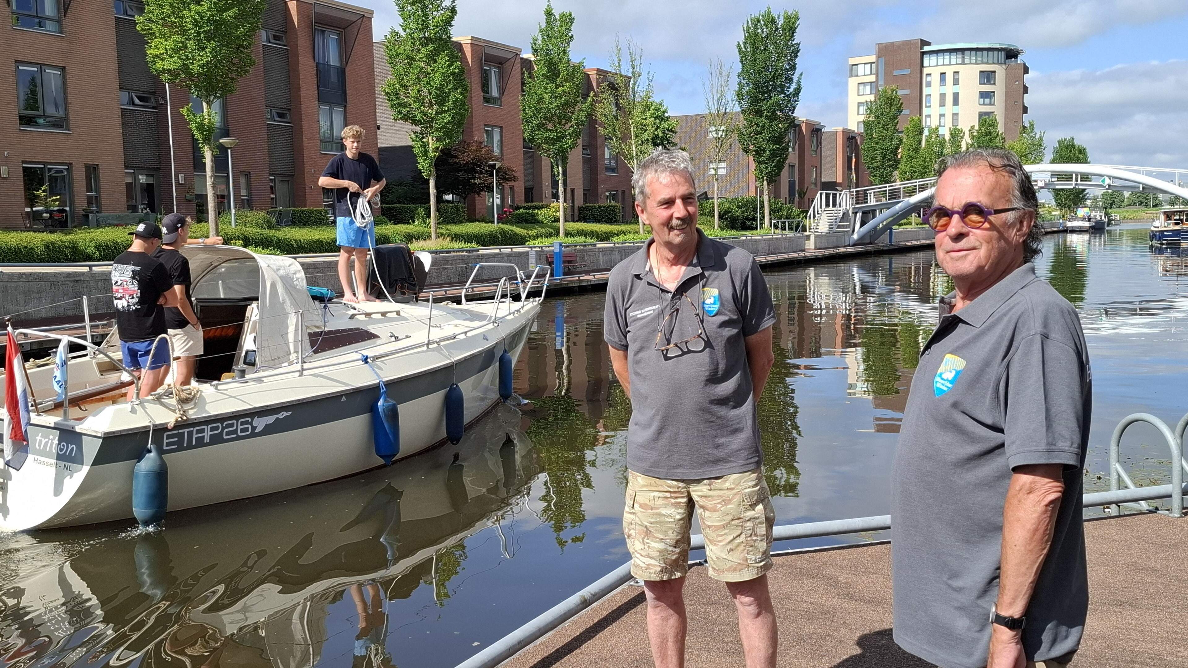 Hajo en Gerrit zijn vrolijke zomerse havenmeesters van het Steenwijkerdiep: ’Minder druk door hogere