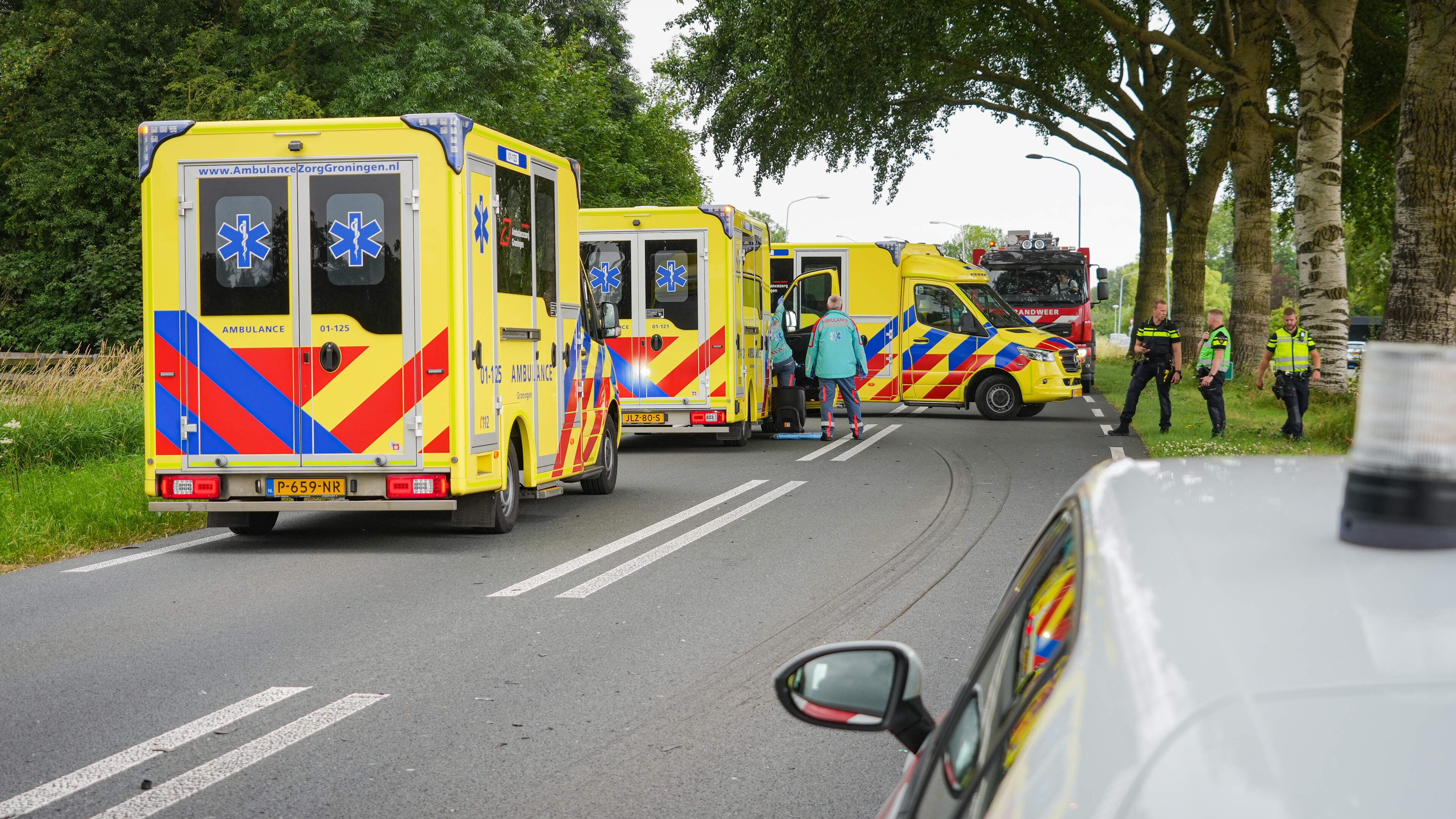 Albert Heijn in Roden ontruimd na mogelijk lek gevaarlijke stof en drie gewonden door frontale botsi