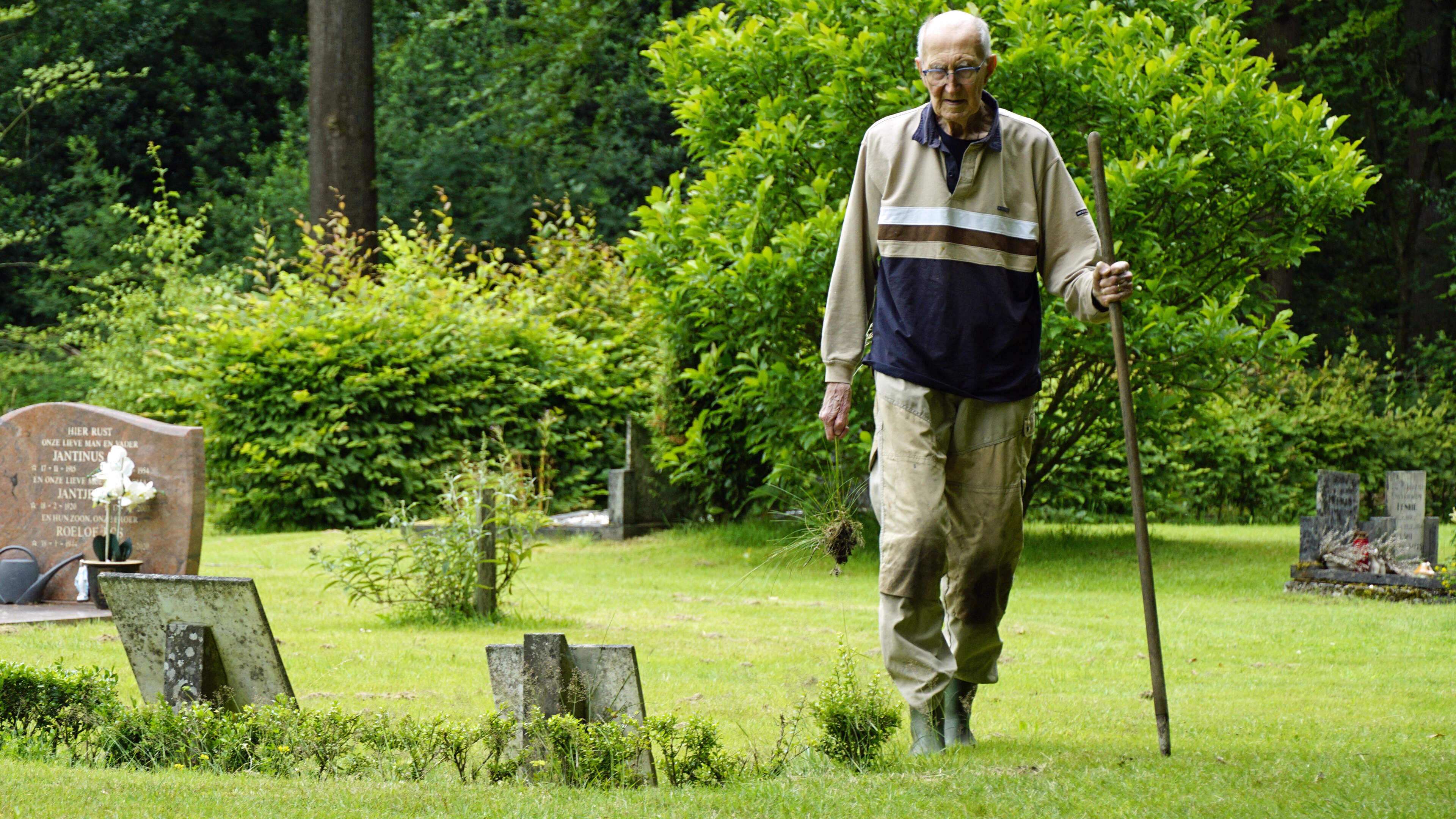 Maarten Visser (91) verzet al 11 jaar bergen werk op Noorderbegraafplaats in Assen. ’De hark gebruik