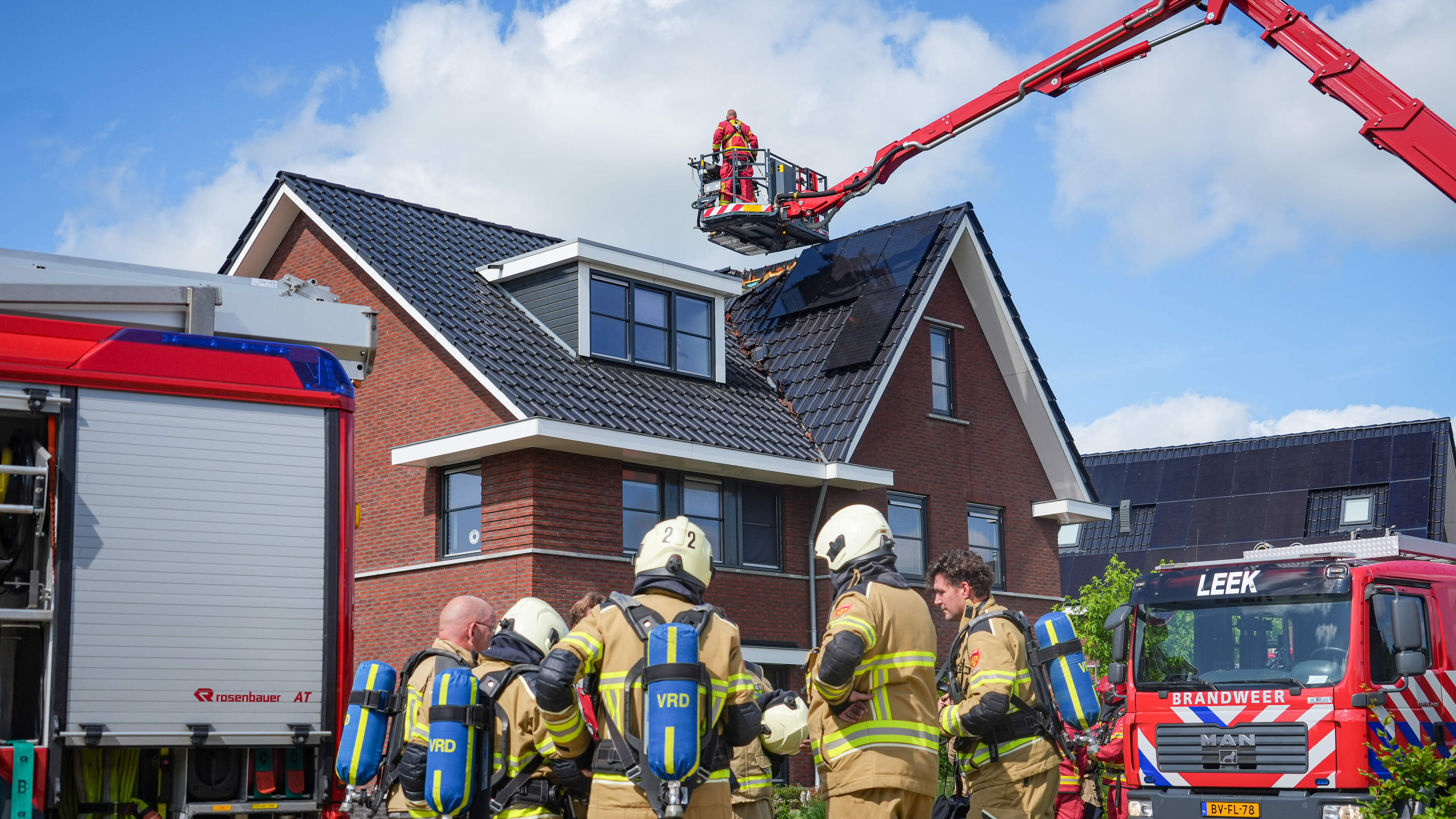 Brand onder zonnepanelen van woning in Leek. Gewapende overval op pizzeria in Assen
