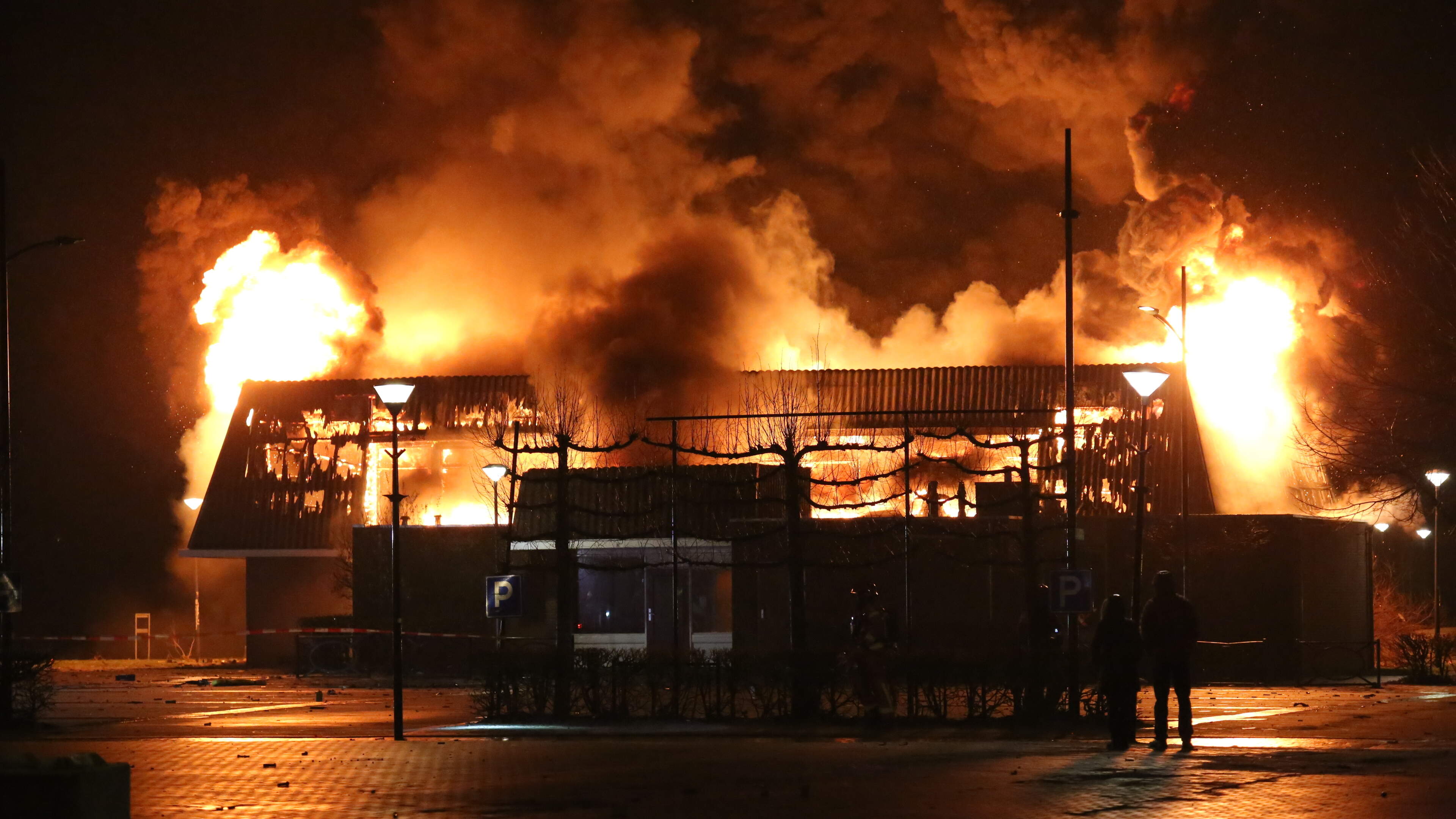 Jongeren steken vuurwerk af in sporthal Bedum: ‘Mooi man! Het dak gaat er zo af’. Het pand brandt to