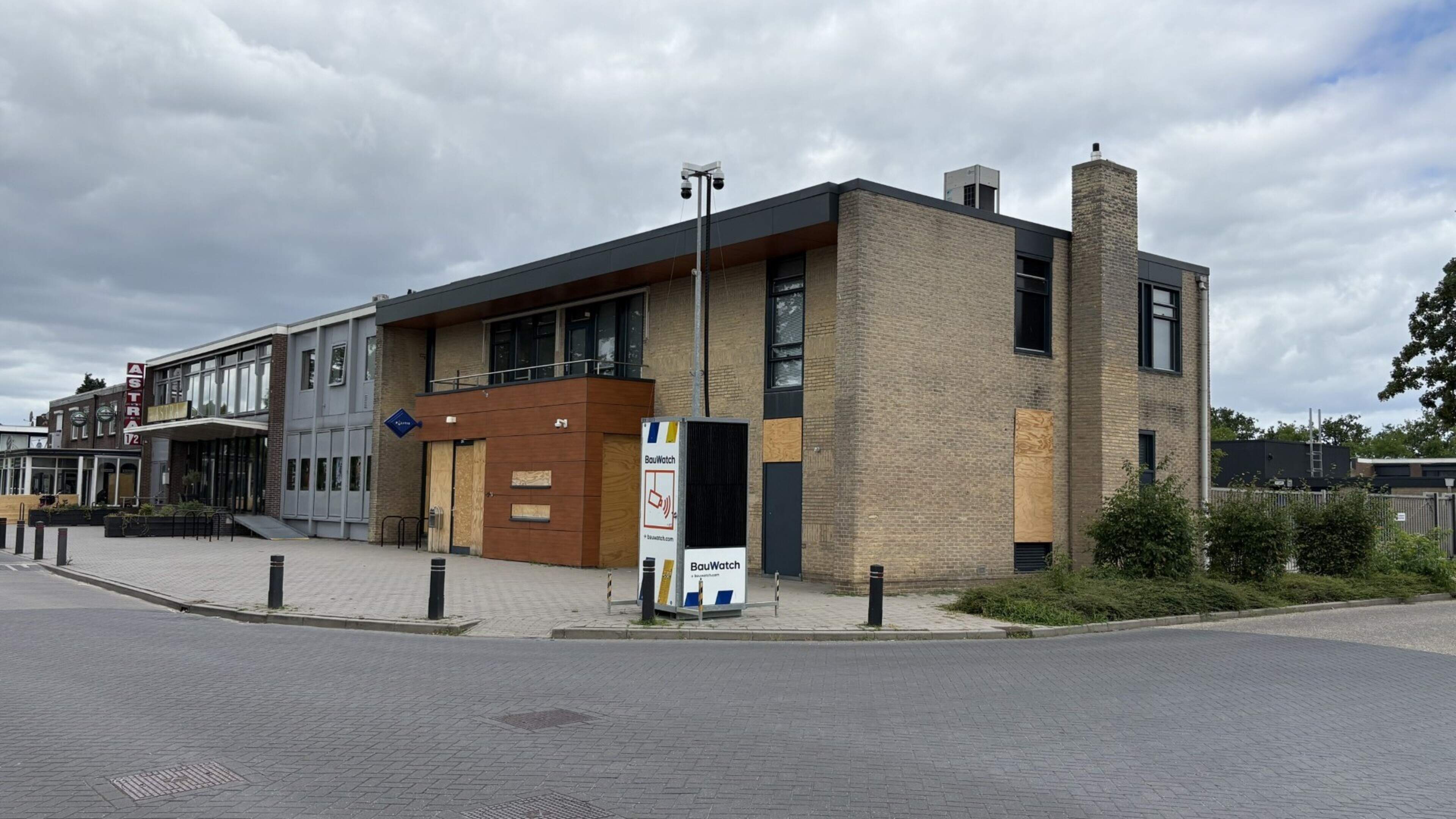 Politiebureau Klazienaveen na vernieling al drie maanden zonder ruiten. Ter beveiliging grote camera