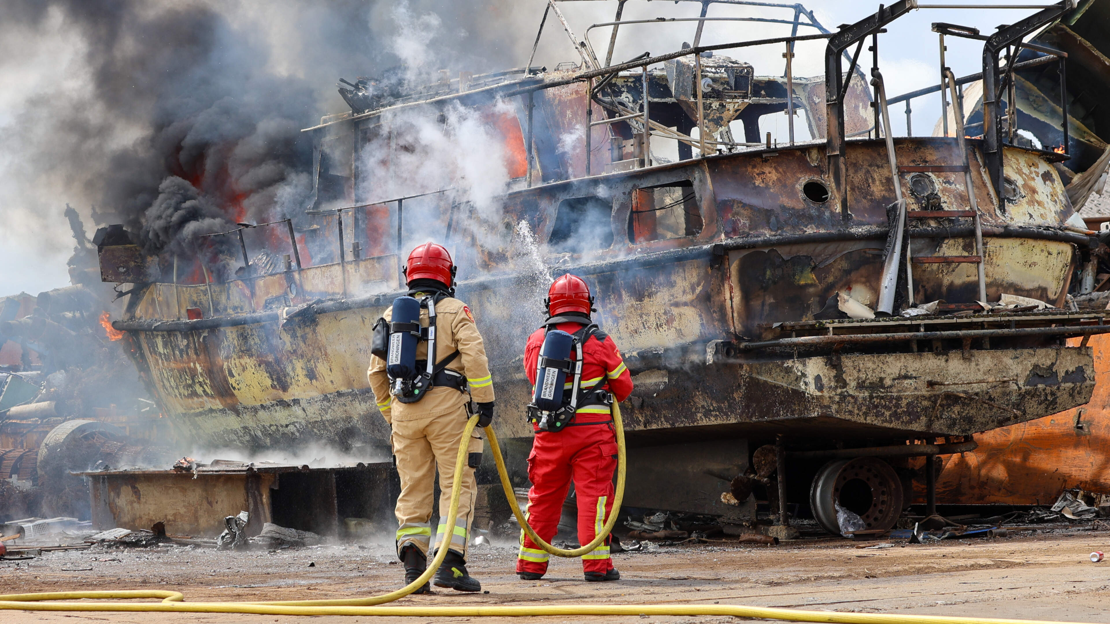 Brand in sloopboot in Winschoten