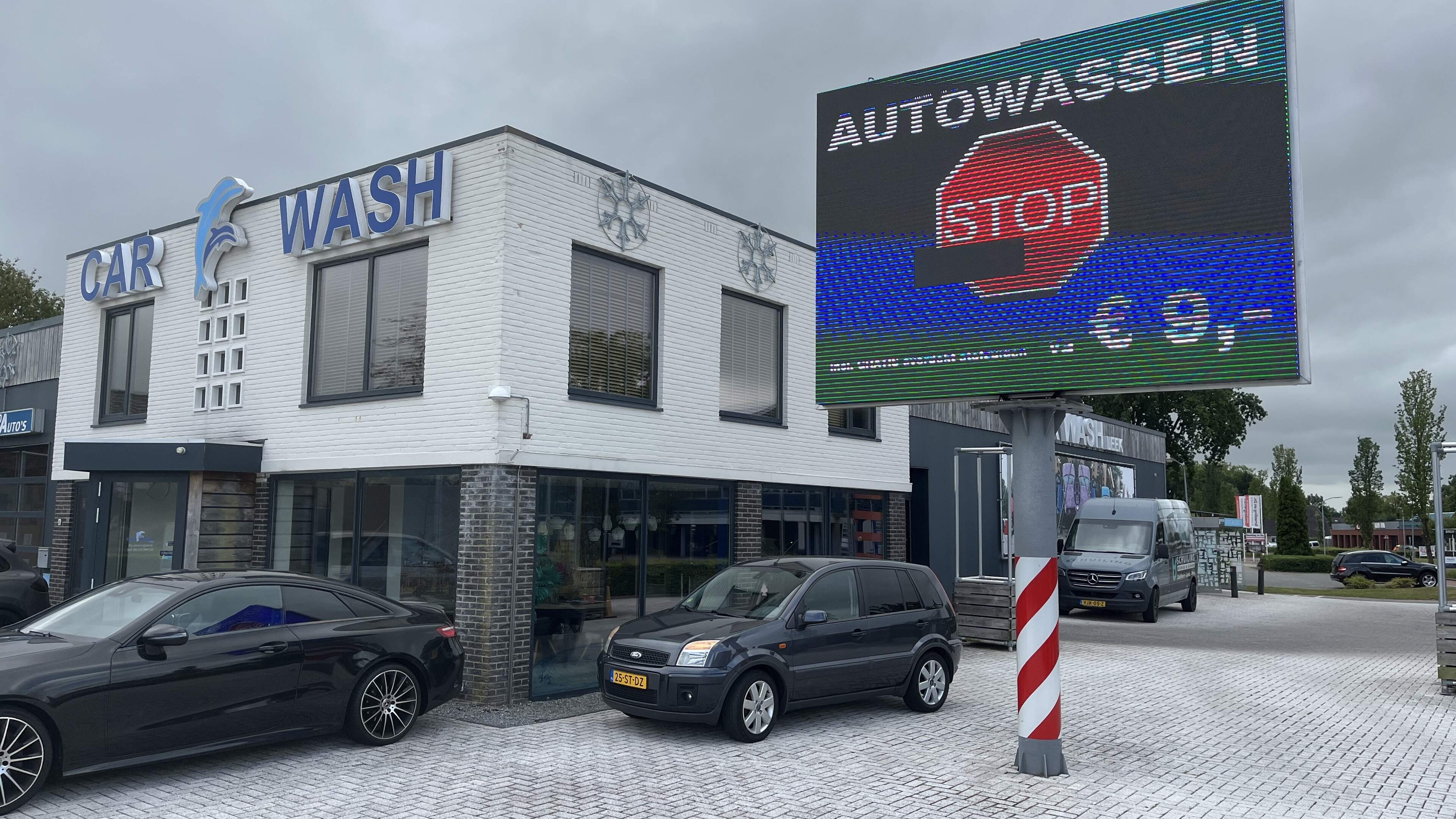 Twist om reclamezuil in Leek: Carwash Leek-eigenaar moet gewraakte zuil na zeven jaar weghalen