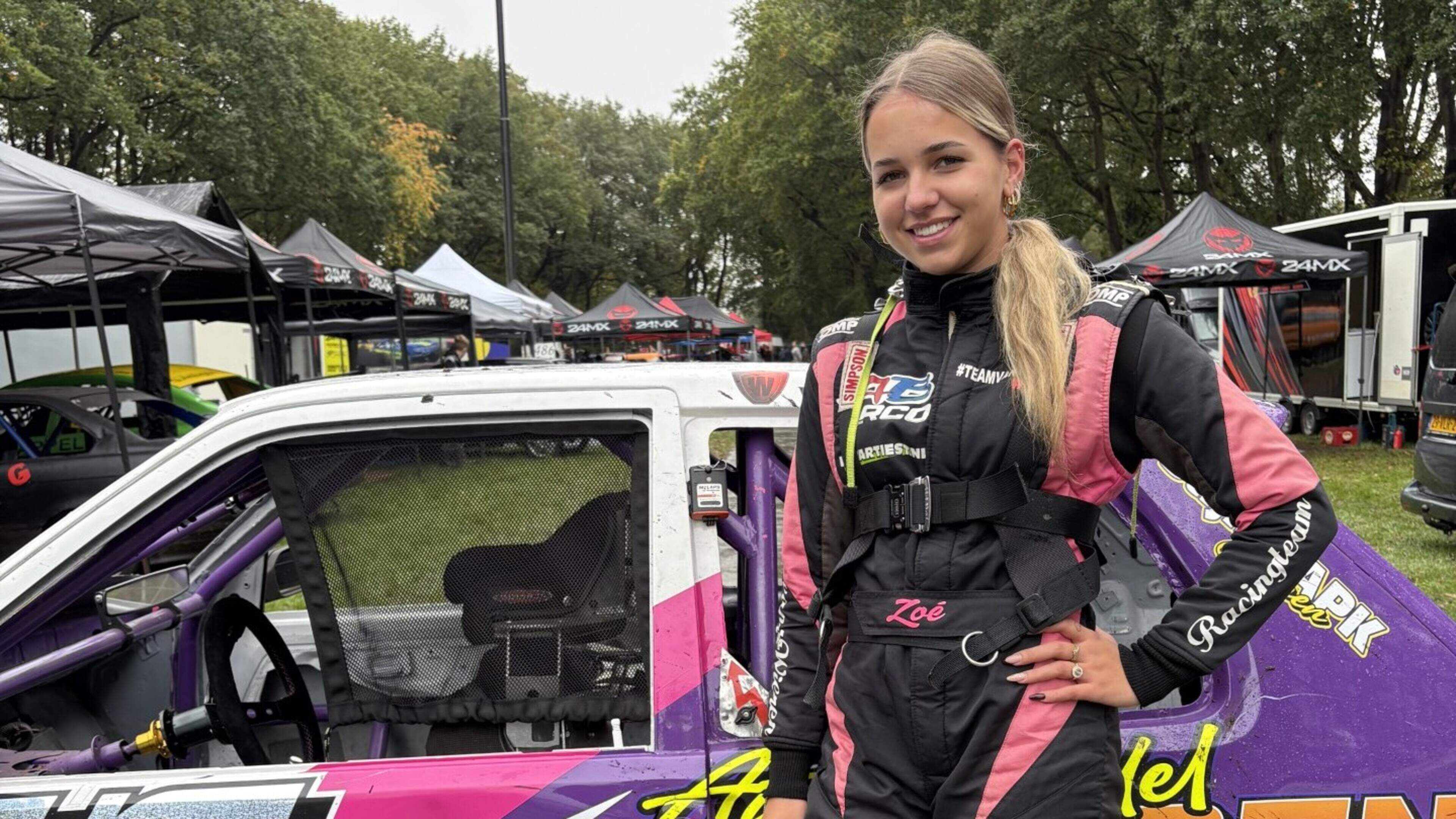Hoe Zoé (17) in haar Peugeot door een heftruck van de racebaan in Ter Apel werd gedragen. ’Risico van het vak’