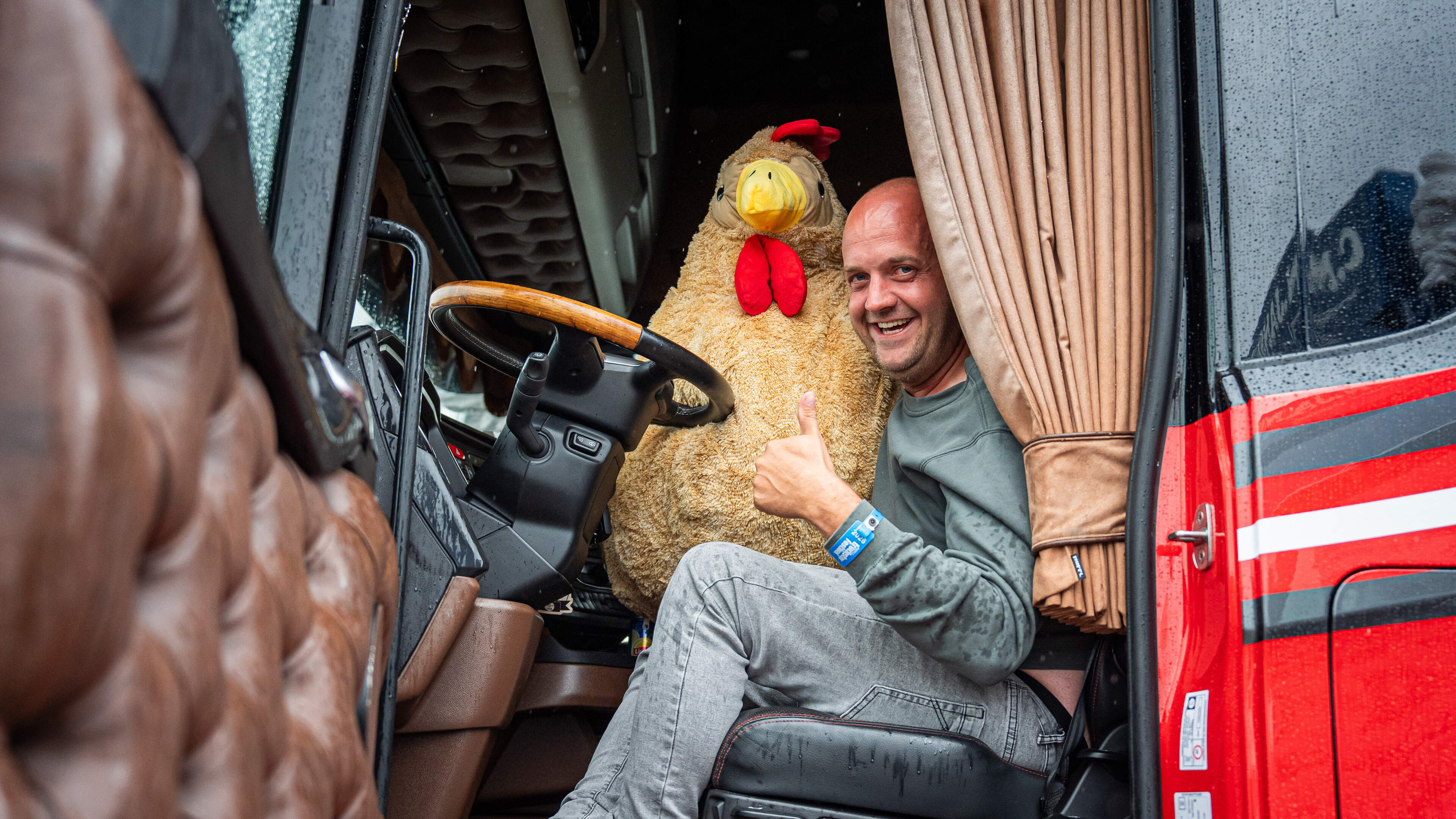 Jesse (23), Bram (38) en Bert (40) showen hun vrachtwagen tijdens Truckstar Festival in Assen. ’Deze