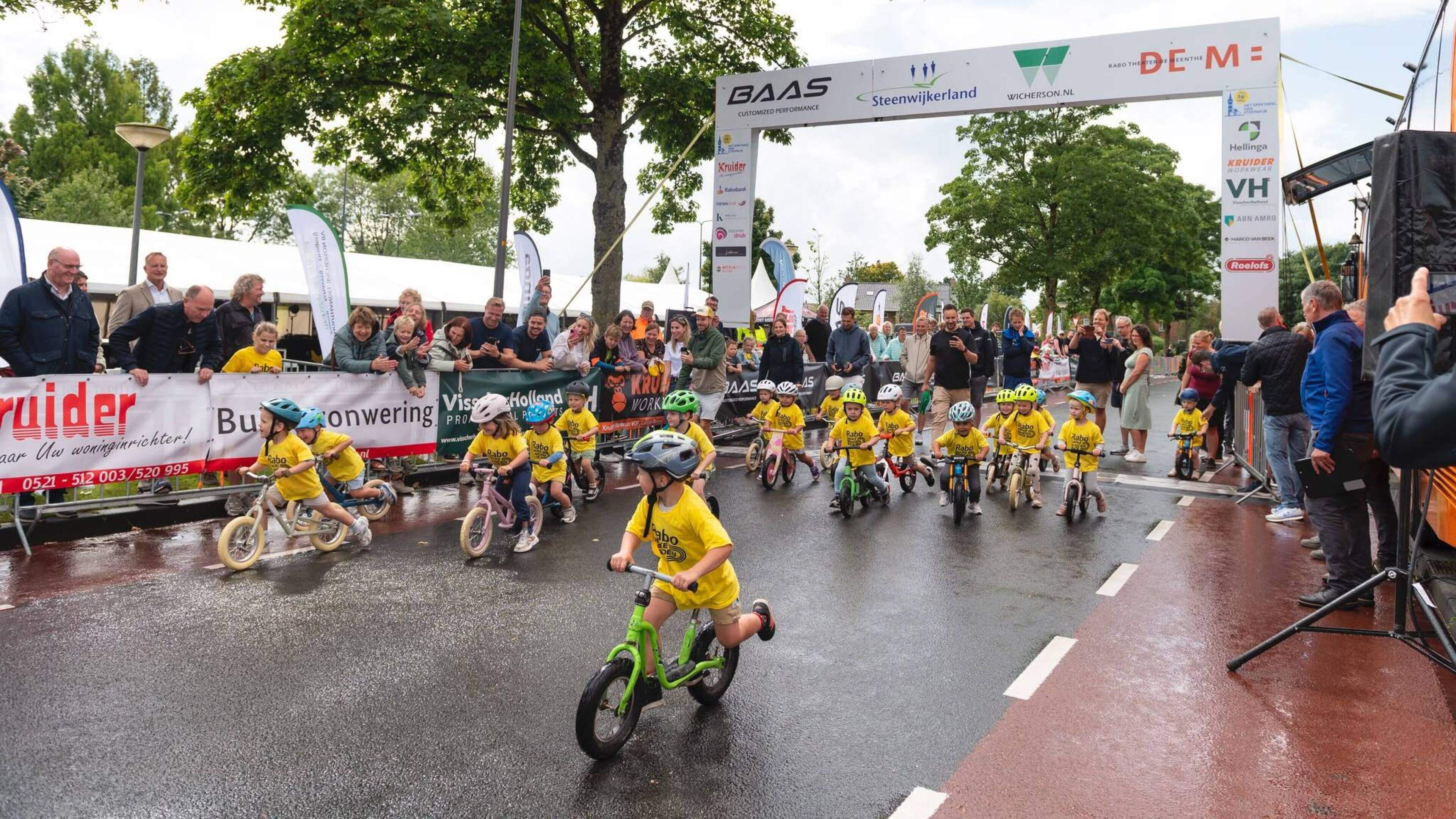 Race als een echte wielerprof op het parcours van Spektakel van Steenwijk